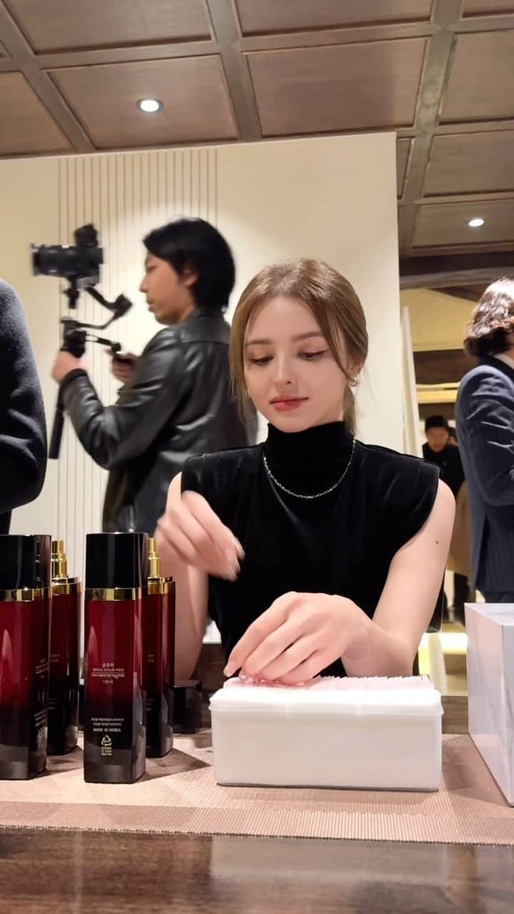 Elina 엘리나 (エリナ) のインスタグラム：「Gonghuha open party behind❤️ 공후하 팝업 비하인드 30초✨」