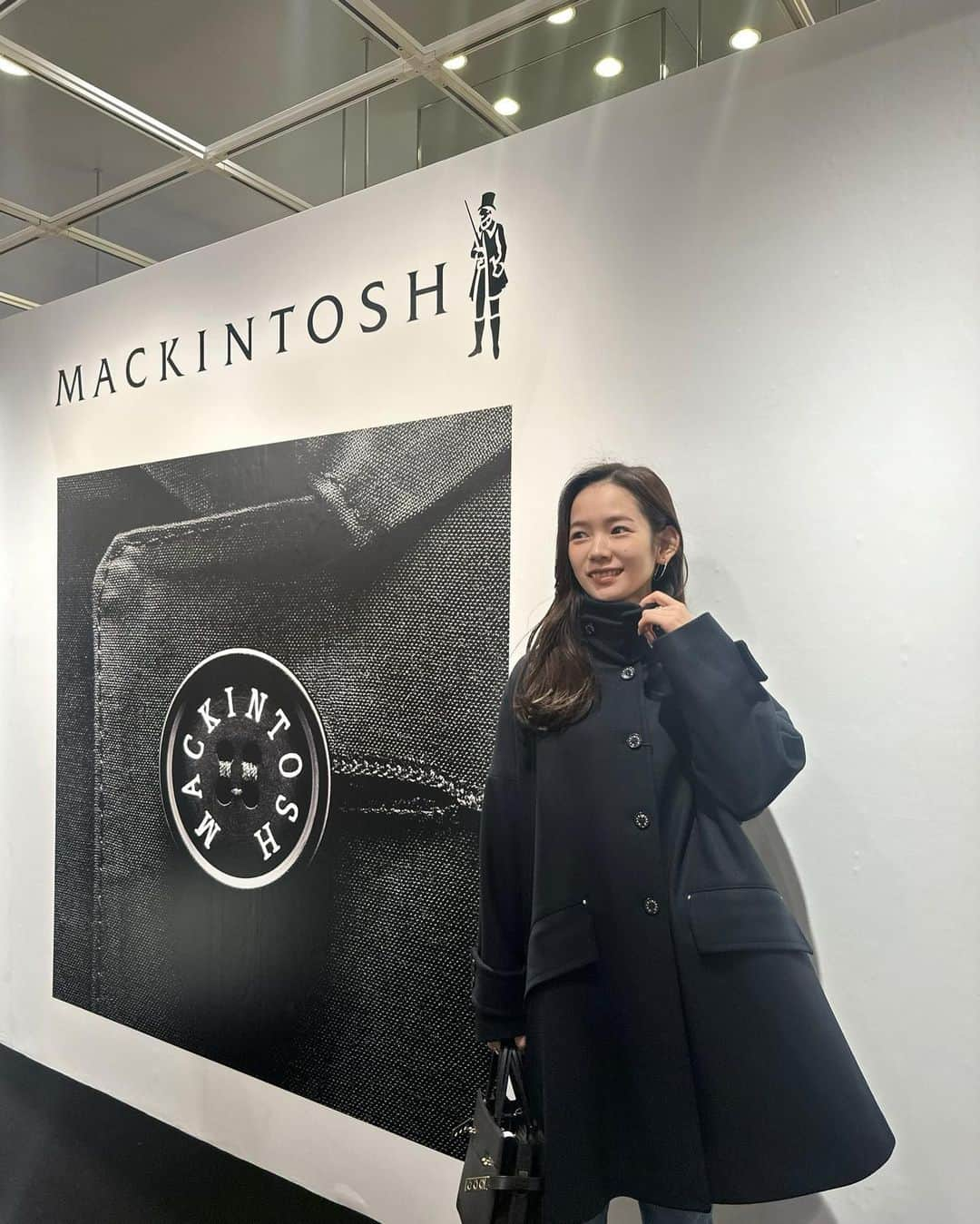 宮所舞さんのインスタグラム写真 - (宮所舞Instagram)「. @mackintoshofficial 🇬🇧🖤  11/22〜12/5まで阪急うめだ本店 3F　 コトコトステージ31にて開催されているPOPUPに♡♡  定番のHUMBIEシリーズのショートコートをお迎えしました。 Aラインシルエットから釦や襟のディテールまで美しいコート♡ 長ーく大切に着よう🧥  #mackintosh #マッキントッシュ #PR」11月22日 20時41分 - babydokoro