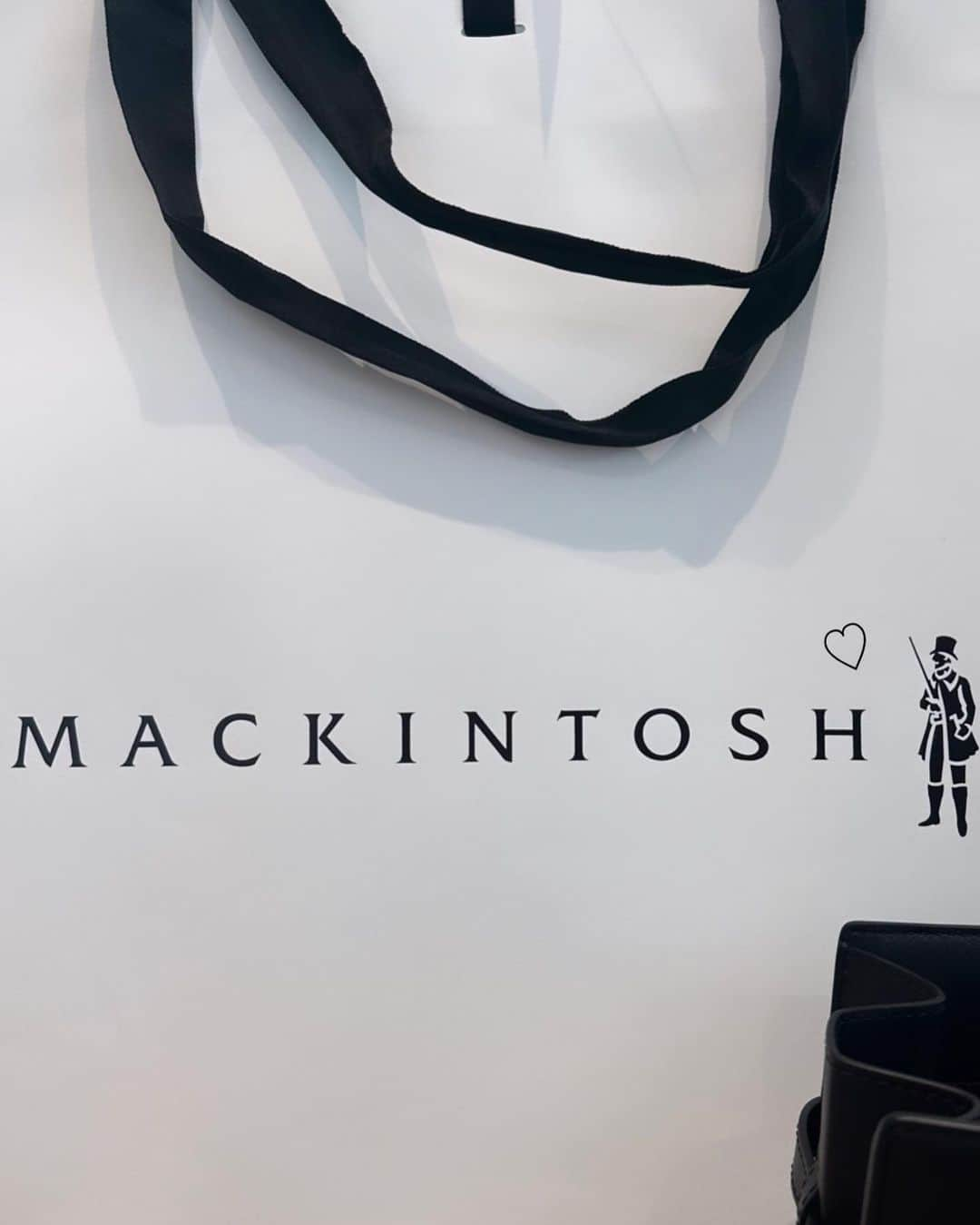 宮所舞さんのインスタグラム写真 - (宮所舞Instagram)「. @mackintoshofficial 🇬🇧🖤  11/22〜12/5まで阪急うめだ本店 3F　 コトコトステージ31にて開催されているPOPUPに♡♡  定番のHUMBIEシリーズのショートコートをお迎えしました。 Aラインシルエットから釦や襟のディテールまで美しいコート♡ 長ーく大切に着よう🧥  #mackintosh #マッキントッシュ #PR」11月22日 20時41分 - babydokoro