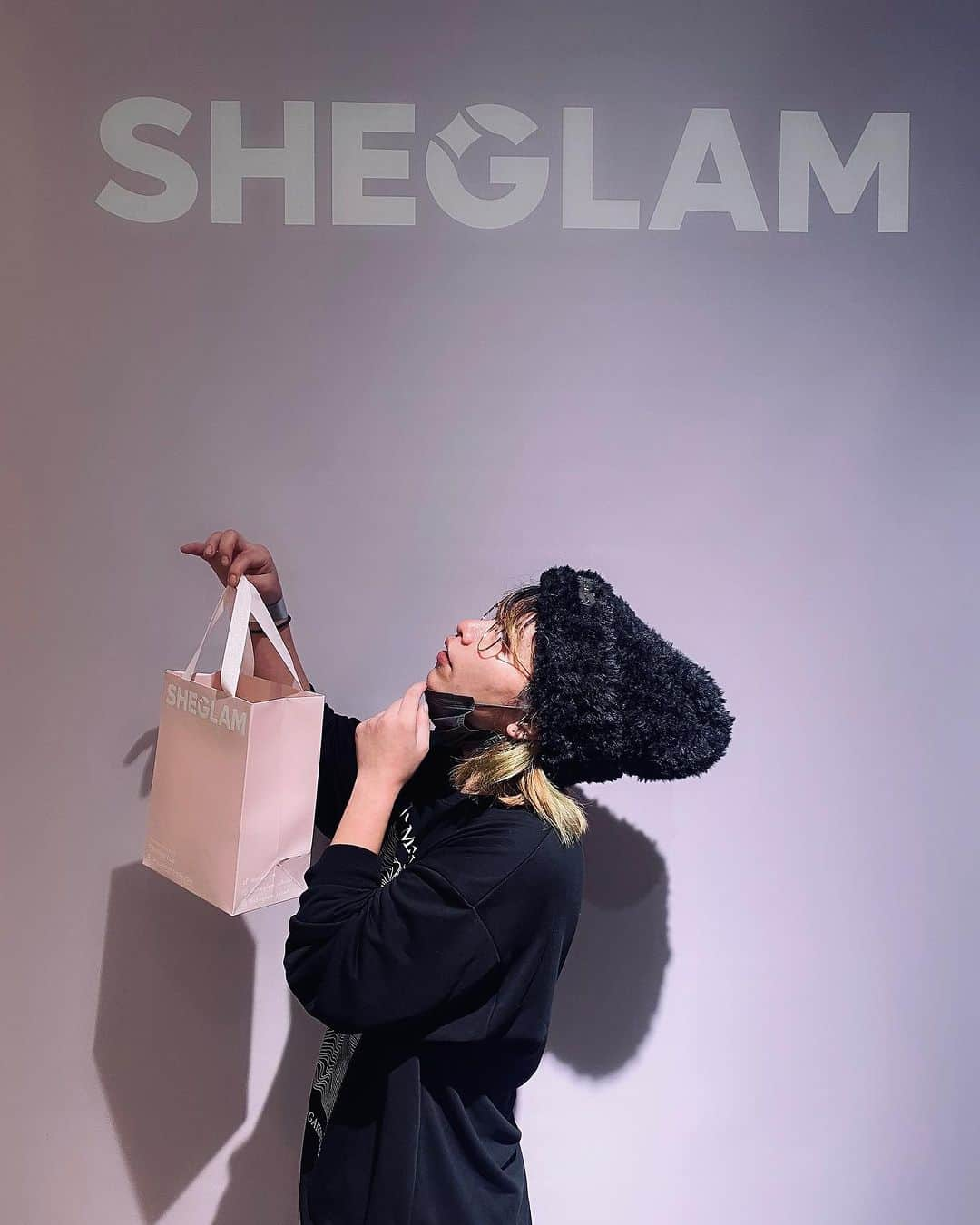 渡邊りつのインスタグラム：「SHEGLAM🤍🗯  SHEINのコスメブランド SHEGLAMレセプションパーティーへ 行ってまいりました〰️🕊️💨  相変わらずSHEINな空間可愛かった🤍  SHEGLAMは11月24日（金）から、ドン・キホーテ、＠COSME、PLAZA、ローズマリーなどのはじめとするバラエティ店舗で発売が開始されます🎫🔥  キタァ！って感じ！SHEGLAMがSHEINででてきたタイミングで沢山購入して、色々試してたから色んなとこで購入できるようになるの嬉しいなあ！かなり前から使ってるけど、リキッドのチーク、シェーディングが馴染みやすいし使いやすくてかなりおすすめ🫶𓈒 𓂂𓏸𓋪‪  他にも沢山頂いたので使うの楽しみダ！  @sheglam_official @sheglam_japan #SHEGLAM #SHEGLAMBeAGlamour #グラマーにいこう #PR」