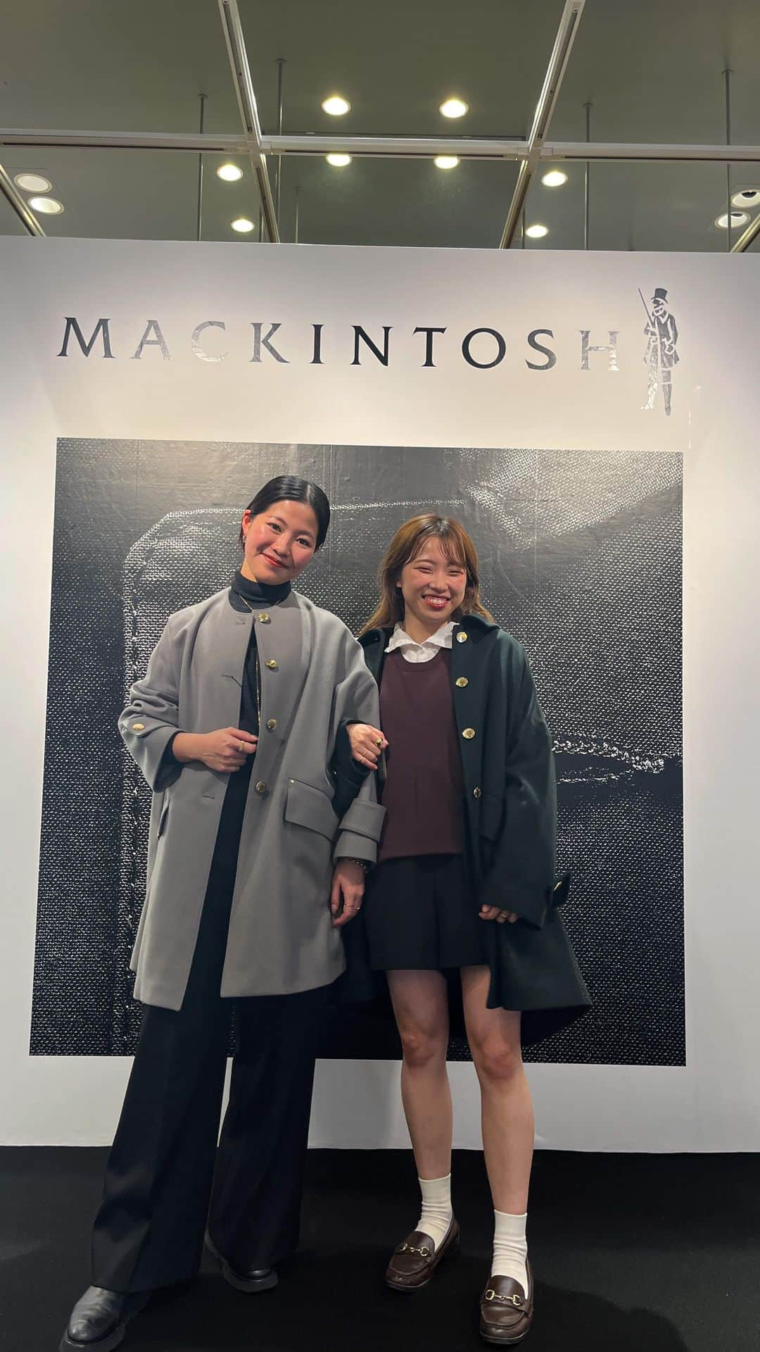 HANKYU.MODEのインスタグラム：「. MACKINTOSH COAT COLLECTION  ''NEW OUTFIT , NEW HUMBIE'' Until 12/5 At 3F CotocotoStage31  ポップアップ会場より、今季ベストセラーの“HUMBIE（ハンビー）”をご紹介✍️✍️  1823年に設立された英国を代表する老舗アウターウェアブランド「MACKINTOSH（マッキントッシュ）」。 今回のイベントでは、“NEW OUTFIT,NEW HUMBIE”と題し、「MACKINTOSH」の新作コートをご紹介。今季ベストセラーの“HUMBIE（ハンビー）”は、アップデートされ美しいドレープのAラインシルエットはそのままに、洗練されたクリーンな印象のフォルムへと進化。 メンズコートもあわせて、新しい“ハンビー”のラインアップが一堂に揃うこの機会をお見逃しなく。  #MACKINTOSH #マッキントッシュ #hankyumode #hankyumode23aw #hankyumode23awouter#hankyu #阪急百貨店 #阪急本店 #うめはん #ファッション  #トレンドファッション  #アウター #コート #マッキントッシュコート #ロングコート #レオパード #レオパード柄 #マフラー #ノーカラーコート #トレンチコート #ダウン #マウンテンパーカー #スタンドカラーコート」