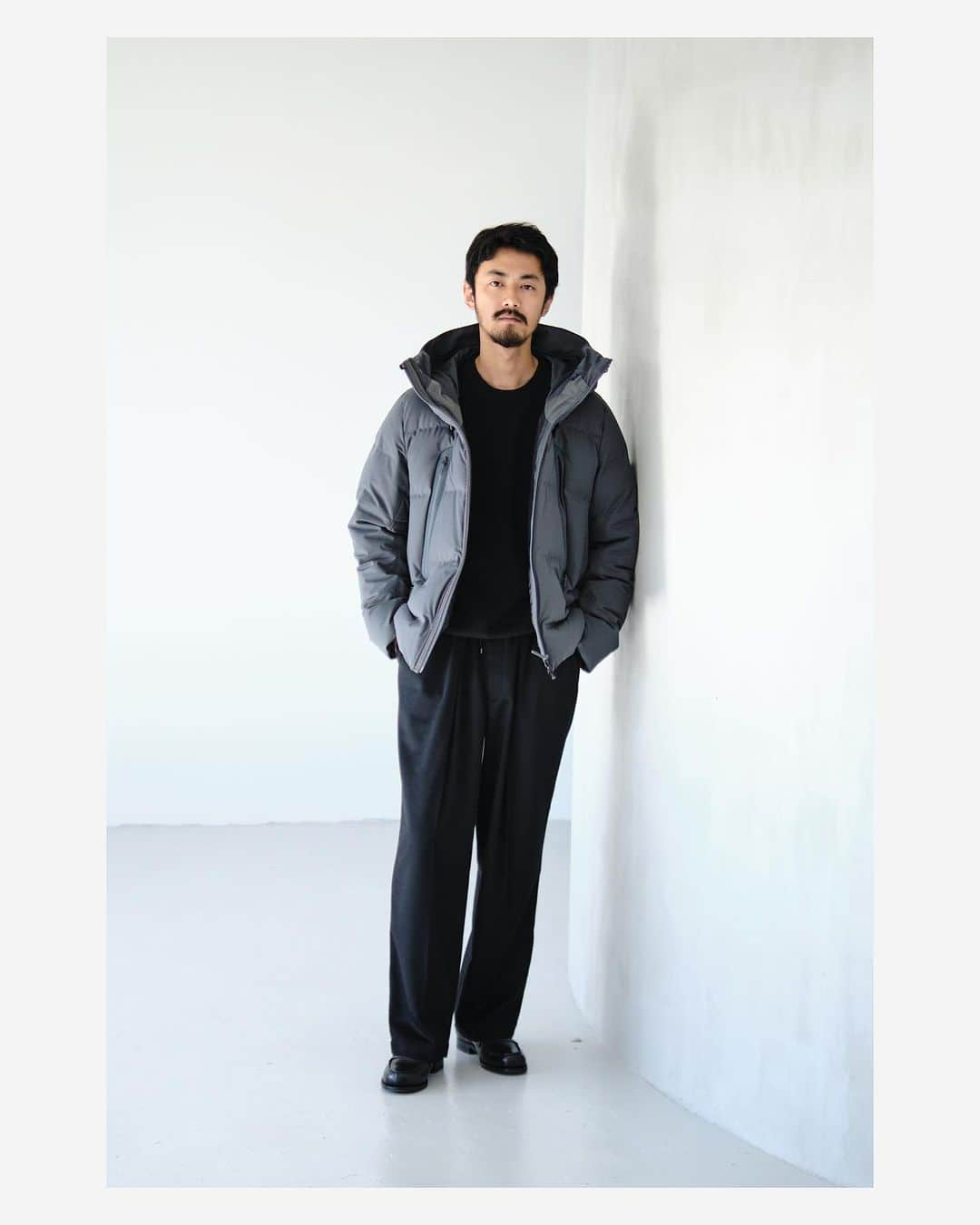 EDIFICEのインスタグラム：「. “THE STYLE of DOWN OUTER”  EDIFICE 2023 Winter Collection 　　　　　　　　　　　　　　　　　　　　　　　 　　　　　　　　　　　　　　　　　　　　　　　 冬が本格的に近づき、着る洋服のアップデートも必要になってくる頃。冬のスタイルの主役として中でもダウンは欠かせない。長くお世話になるアイテムだからこそ、着こなしに今年らしい気分をプラスしたい。 ÉDIFICEがオススメする今年のダウンアウタースタイルをぜひご覧ください。 　　　　　　　　　　　　　　　　　　　　　　　 　　　　　　　　　　　　　　　　　　　　　　　 　　　　　　　　　　　　　　　　　　　　　　　 　　　　　　　　　　　　　　　　　　　　　　　　　　　　　　　　　　　　　　　　　　　　　 _______________________________________  　　　　　　　　　　　　　　　　　　　　　　　 DESCENTE ALLTERRAIN EXCLUSIVE MOUNTAINEER "LIGHT" GORE-TEX DOWN BLOUSON 23011310020240 / ¥132,000  ÉDIFICEでは定番で展開しているデサントの別注モデル。存在感のある一着なので、アウターを引き立てるシックなスタイリングがオススメです。高機能なダウンアウターに対してカシミア混のパンツやニットを合わせると上質なスタイリングと着心地が体感できます。足元はスニーカーでも良いですが、ローファーやブーツなどでシックにまとめるのも今シーズンのオススメです。  _______________________________________ 　　　　　　　　　　　　　　　　　　　　　　 　　　　　　　　　　　　　　　　　　　　　　　 　　　　　　　　　　　　　　　　　　　　　　 ＊特集記事はプロフィール欄のリンクからチェック✔︎ 　　　　　　　　　　　　　　　　　　　　　　　 　　　　　　　　　　　　　　　　　　　　　　　 　　　　　　　　　　　　　　　　　　　　　　　 　　　　　　　　　　　　　　　　　　　　　　　 　　　　　　　　　　　　　　　　　　　　　　　 #edifice #2023aw」