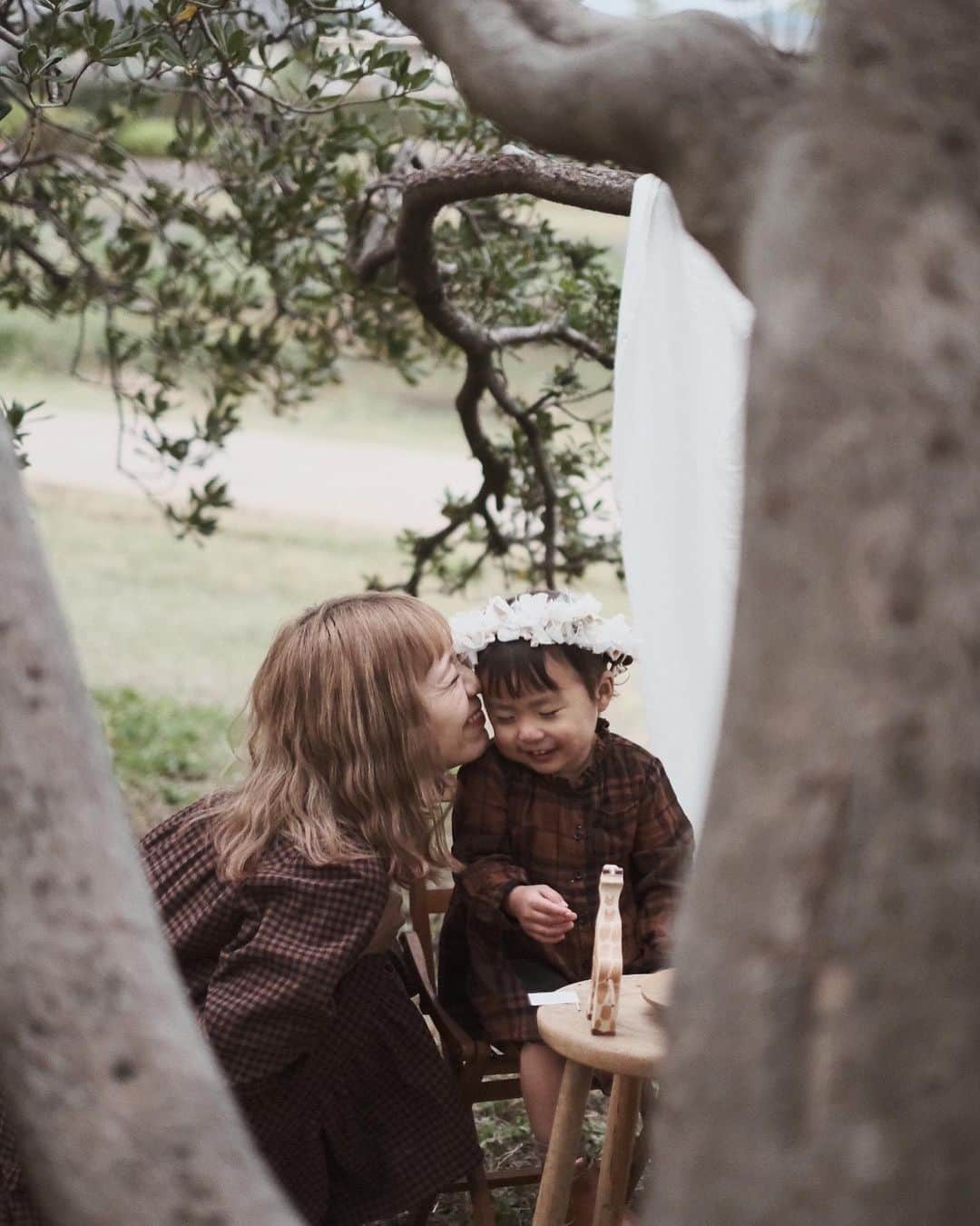 AYAのインスタグラム：「_  2歳。 早かったなぁ。 1歳の時も思ったけど、より思いました。  1歳半で保育園入園、私も仕事復帰 1日も離れずにずっと一緒に過ごしてきた生活から変わり 初めはずっと寂しかったけど 正直自分のちょっとした1人時間が出来たり 社会で必要とされることのありがたさも感じました。  ワンオペで朝から晩までずっと 2人で過ごしてた日々。 楽しかったけど孤独に思う時もあり そんな中でのこの環境の変化は良かったし 幸い、詩珠も保育園が大好きになってくれたので 良い選択だったなと思います。  特に1歳からのこの1年。 親にも誰にも全く頼らずに子育てしてきました。 元々旦那もほとんど家にいなかった生活から ここ数ヶ月は全くいない生活になり、平日土日全て 1人で仕事家事育児をこなしてきました。  自分の中で割と丁寧に子育てしてきたと思うけど 今は全然で。 こう言うふうに声掛けしたい、 遊びたい、、色々理想はあるけど難しく 全てを完璧にこなすことは諦めてはいるけど 自分の性格的にどこか無理して キャパオーバーになってしまい悪循環。  正直精神的にかなりしんどい時も たくさんあったし余裕もない。 詩珠にもそれが伝わっていたなと思うし 詩珠に当たってしまう最低な母でした。  やけどもちろん一緒に過ごしていく中で 毎日成長を感じるし嬉しいし 詩珠が笑ってくれるだけで幸せ。 別に何もいらない、側にいてくれるだけで 十分だとも思っています。  1歳からのこの1年って大変やけど めちゃくちゃ特別に可愛い時期でもあるし 大変さよりも可愛いな愛おしいな と思うところも本当にたくさんあった。 色んな感情を見せてくれるようになり、 毎日ママ大好きって言ってくれ、 私が愛す何倍も 私は詩珠から愛を貰ってることを感じます。 そんな無償の愛に救われています。  ダメなところたくさんある母やけど ごめんね、より ありがとうをたくさん言えるように 過ごして行きたいな。  詩珠のことをいちばんに、 心から大切に思ってるし これからも一緒に楽しく笑って過ごしていこうね。  おめでとう♡  #詩珠diary   #お誕生日写真#誕生日フォト#2歳誕生日#2歳女の子#10月生まれ女の子#ロケーションフォト#母と娘#ママと娘#親子写真#母と娘写真#富士フィルム」