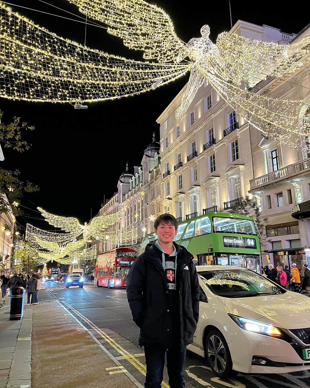 山下智央さんのインスタグラム写真 - (山下智央Instagram)「Musim Dingin adalah musim aku paling suka ⛄️Tahu gak kenapa? Karena ada Christmas, New Years, sama Ulang Tahun aku wkwk  Dan dari dulu itu mimpi aku merasa christmas vibes di eropa karena jalannya akan mewah dan decorated banget kayak foto foto aku post. 🎄Masih awal november tapi kotanya udah Christmas vibes banget!! Terus ada yang main musik di jalan, dan orang orang nyanyi / menari bersama musiknya wahh bagus banget.   Dan pertama kali aku ke 🇬🇧 banyak banget pengalaman indah dan mind blowing. Cambridge University bukan kayak university tapi kayak istana woy wkwk. Pertama kali nonton sepak bola Premier League, vibesnya beda banget sama kayak di jepang jadi menarik sekali. Makanannya lebih enak dari aku kira karena dulu aku punya image makanan makanan di UK gak enak 🤣 Tapi fish & chips beneran gak enak ya wkwk   Ditunggu konten konten di upload ya!!  1. Phone Box sebelah Christmas Tree di WaterLoo PL  2. Regent Street Saint James’s 3. Phone Box dekat dari Big Ben 4. Buckingham Palace 5. Trinity College Entrance 6. Newton’s Apple Tree」11月22日 20時37分 - tomoyama32