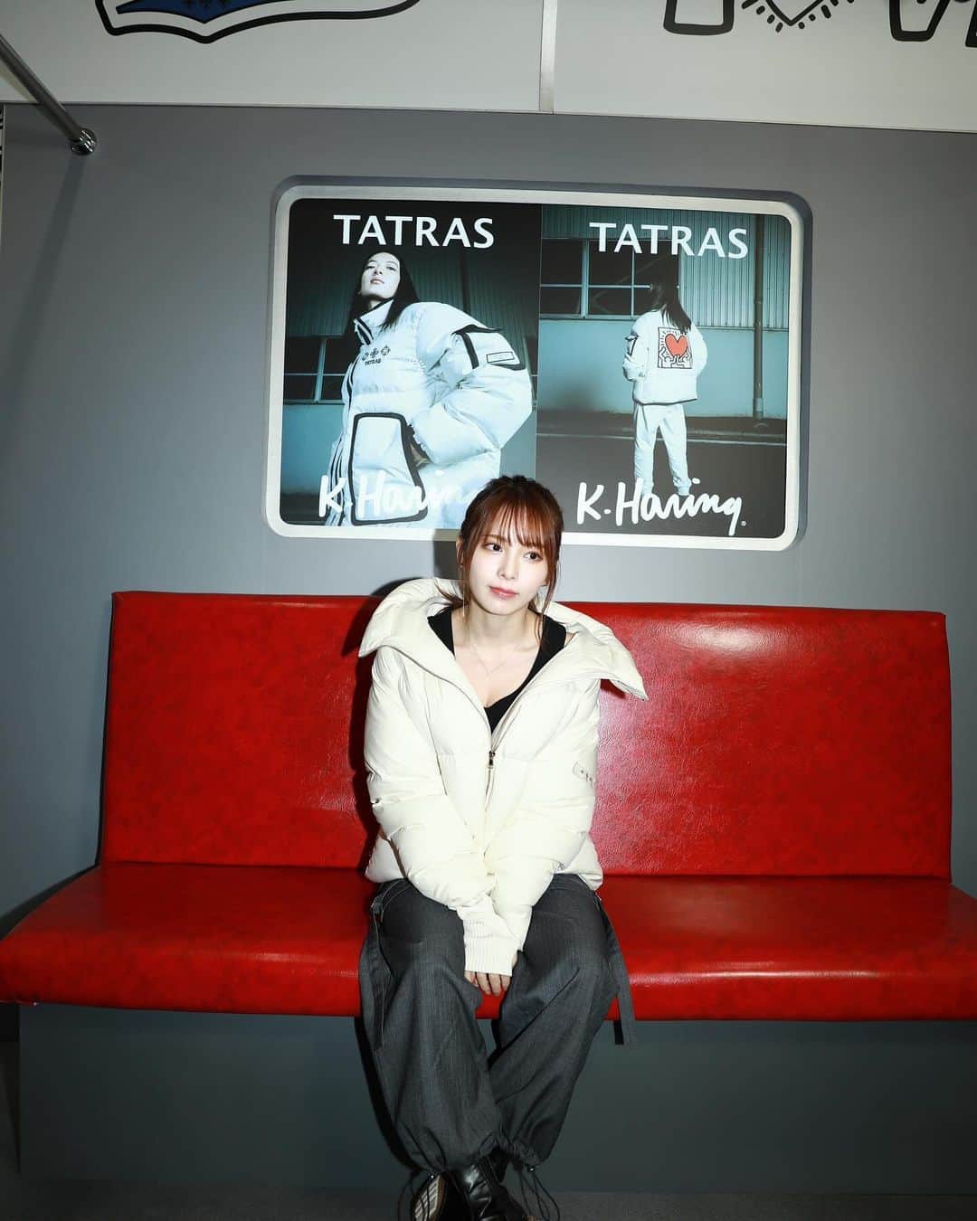 西村歩乃果のインスタグラム：「TATRASとキース・へリングとコラボレーションのポップアップに行って来ました！ 会場はアートな空間になっており、 ”纏うことでポジティブになってほしい”、“誰でも、誰とでも愛を表現しやすい世界になって欲しい”というキース・ヘリングらしい想いがデザインされていました。  #tatraskeith #tatrascollab #PR @tatras_official」