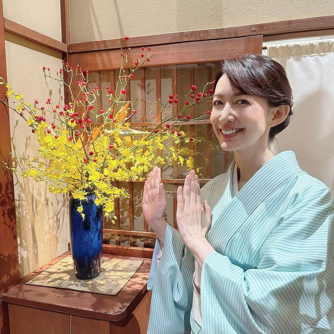 森口瑤子さんのインスタグラム写真 - (森口瑤子Instagram)「. . 恒例の本日のお花🌸 今夜も こてまり でお待ちしています♡ . @aibou_official  #相棒season22 #こてまり #着物 @kimonosuzunoya」11月22日 20時38分 - yokomoriguchi_official