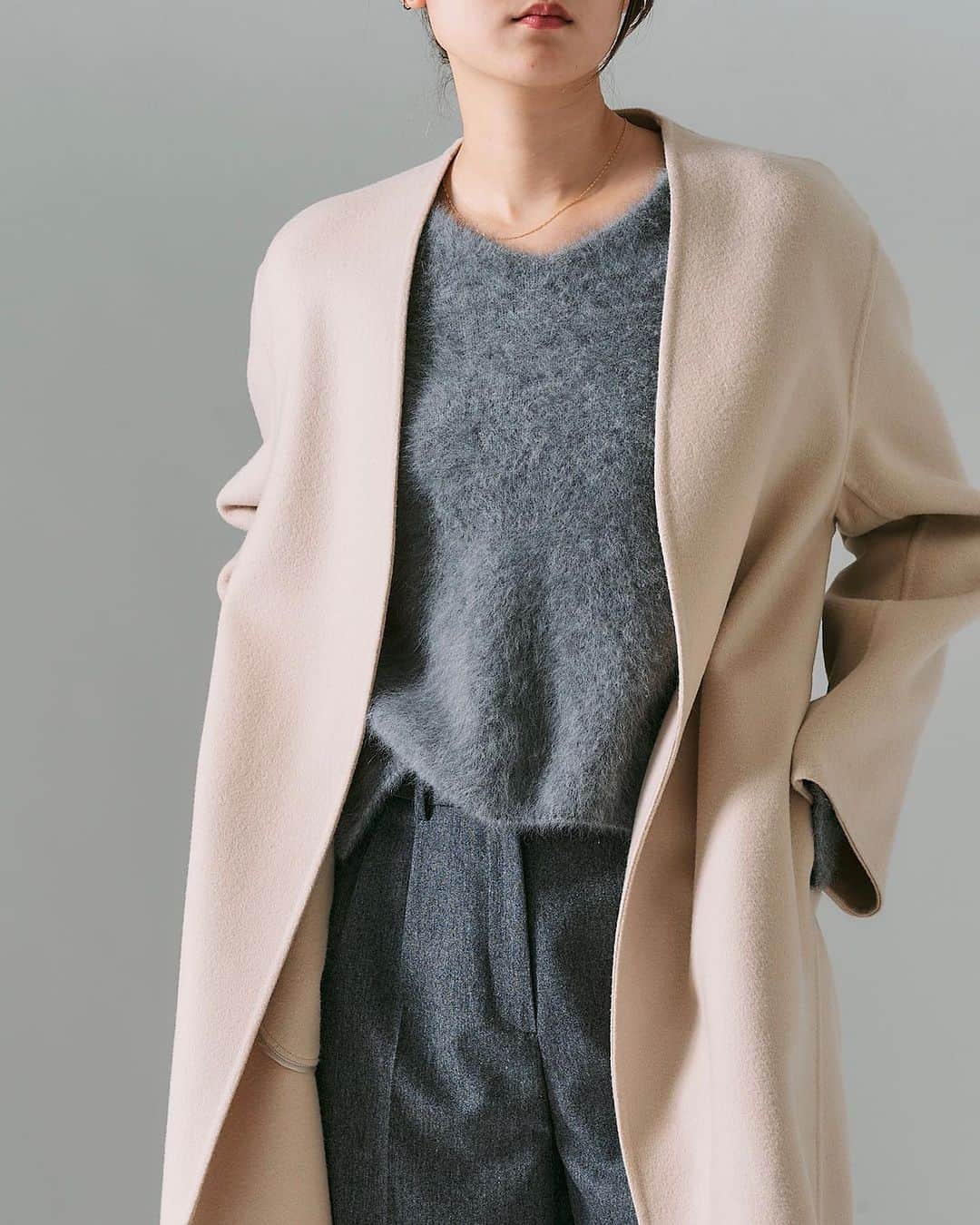 DES PRESのインスタグラム：「【FOCUS ON】@despres_jp   “COAT"  ⁡ (P.1)  COAT / 22-08-34-08301 / ¥83,600 (P.4) COAT / 22-08-34-08302 / ¥89,650  〈DES PRÉS〉定番のウールメルトン素材を使用した アウターシリーズ。 高密度に織り上げた後両面にビーバー加工を施すことで、 しなやかなタッチと上品なツヤのあるリュクスな風合いに。  (P.1) ストールのような大きな襟がポイントで、 顔まわりに女性らしく柔らかい雰囲気を演出してくれる一着。 大胆なドロップショルダーとボディ・スリーブともに ゆったりとしたシルエットで、さらりと羽織るだけで抜け感のある着こなしに。  (P.4) ロングコートは襟まわりとアームホールの美しさを追求した一着。 襟元は優しくネックに沿うように素材のハリを利用して ほど良い立ち上がりをつけています。 通常よりもカマ底の位置を高めにしたアームホールデザインで 袖の印象がよりエレガントでシャープな印象に。 テイストやトレンドを問わず長くご愛用いただけます。   ※チャコールグレー(17カラー)はWEBのみの限定カラーです。  ⁡ ⁡  #DESPRÉS #despres #despres_jp #デプレ #tomorrowland #トゥモローランド #fashion #style #autumn #coat」