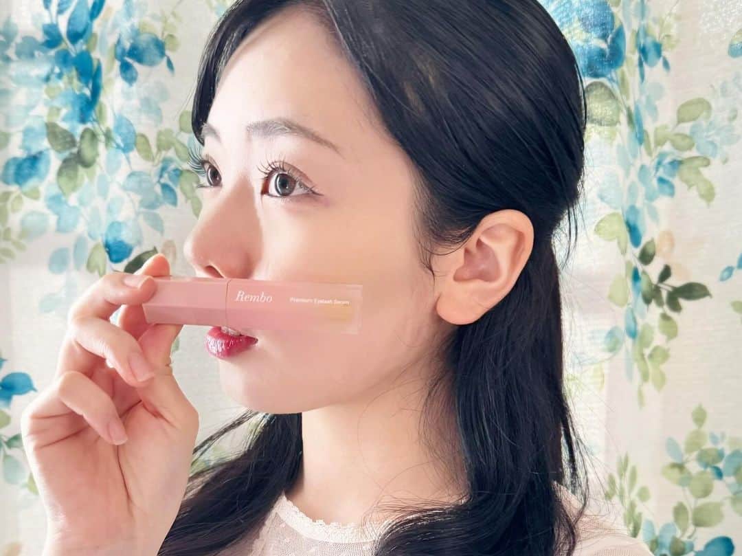 平岡映美さんのインスタグラム写真 - (平岡映美Instagram)「メイクさんにまつ毛長いですね、とよく言っていただけることが嬉しい平岡です🥹♡  ・ 実はまつ毛美容液を毎日つけております♡ こちらお気に入りの【#Rembo】✨ ・ 大好きポイントをまとめてみました！！ 🌸色素沈着が起こりにくい 🌸高配合のヒト臍帯血幹細胞培養液 🌸品質の高いドクターズコスメ 🌸着色料などの余計な成分不使用 🌸これ１本で目回りのお肌のケアまでできる！ 〈使い方〉 ・洗顔後の清潔なお目元に ※１日１～２回 ・まつ毛の生え際をなぞるように。 ・根本から毛先に向かって、まつ毛にマスカラを塗るように！ ・下まつ毛にも忘れずに！ ⭐︎ 効果が3週間から1ヶ月で出るそうなので皆さまぜひゲットしてお試しください☺️🧡 ・ #rembo #恋慕 #れんぼ #まつ毛美容液 #まつげ美容液 #eyelashserum #アイラッシュセラム #rembo プレミアムアイラッシュセラム #rembo で叶える恋まつ毛 #恋まつ毛 #ドクターズコスメ #PR ・ #まつ毛パーマ #まつパ #パリジェンヌラッシュリフト #まつ毛エクステ #まつエク」11月22日 20時42分 - eimi_hiraoka_official
