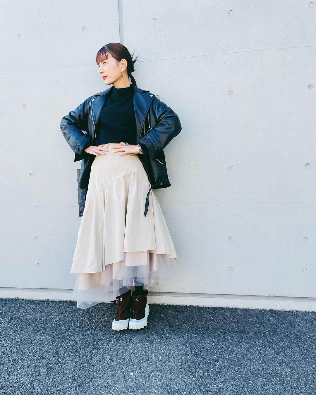 スザンヌのインスタグラム：「サタココ1本目の服とメイク🫶  今日はお弁当作りから始まり めちゃくちゃ食べて笑って弾けもしないギターで先生に褒めてもらい調子に乗って、あー今日も楽しかったありがとうございましたのとこで、 最後は息子暗くなるまで帰って来てない騒動で（ちょっと行くつもりが自転車で迷子なったみたいで無事見つかって帰ってきて心底安心して泣いて怒ってハグした） あぁよかった、、、🥺」