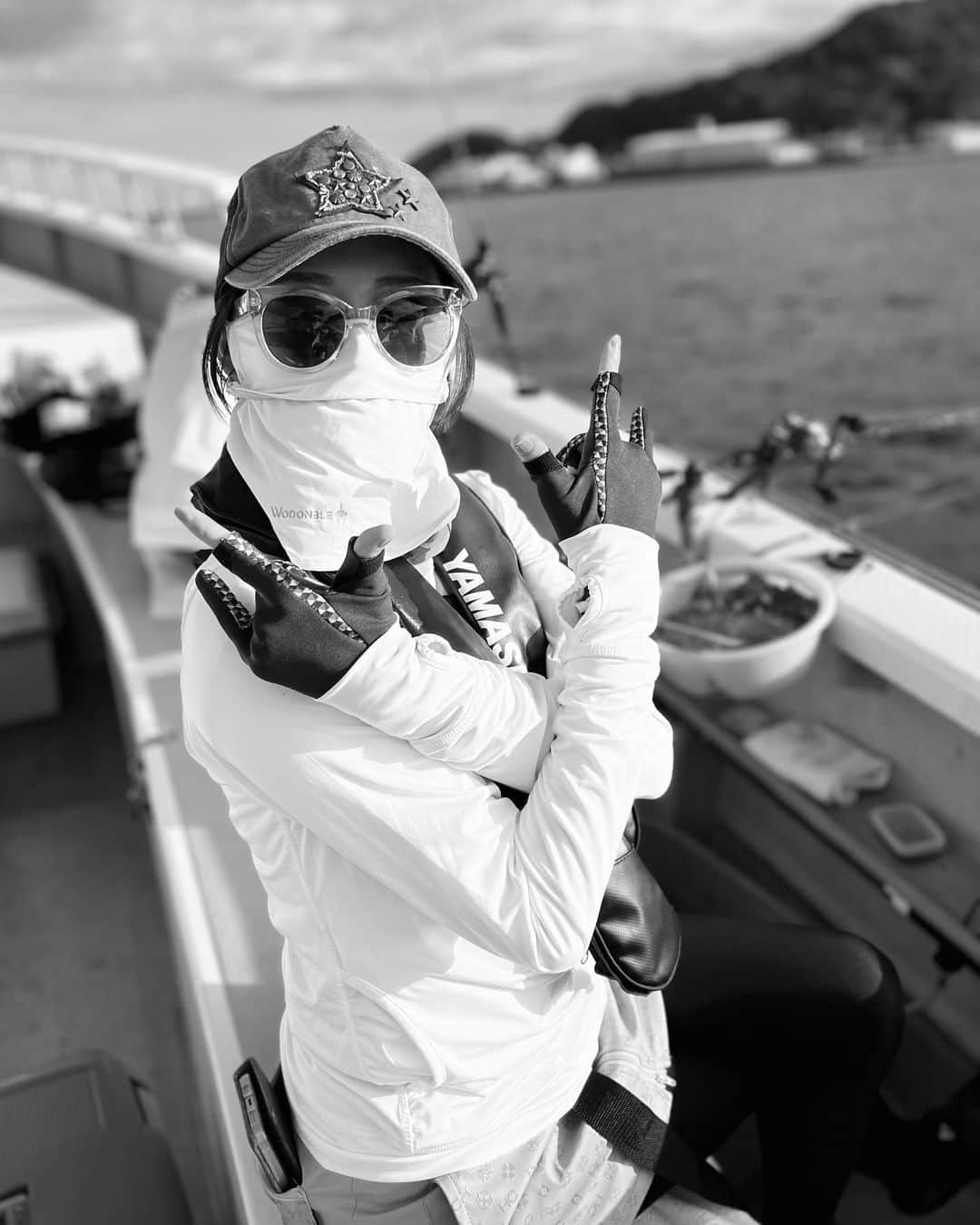 滝沢沙織さんのインスタグラム写真 - (滝沢沙織Instagram)「こんばんは😊福田ユミちゃん　@yumifukuda0511  と黄金アジ釣りに行った時の写真✨ユミちゃんは日焼け対策がいつもバッチリで、誰だかわからない状態で釣りしてます（笑） #福田ユミちゃん @yumifukuda0511  #誰？（笑） #千葉県 #黄金アジ #アジ釣り #船宿 #光進丸 @koushin540  #大変お世話になりありがとうございました」11月22日 20時44分 - saori_takizawa.official
