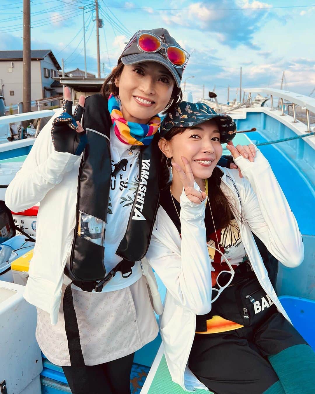 滝沢沙織さんのインスタグラム写真 - (滝沢沙織Instagram)「こんばんは😊福田ユミちゃん　@yumifukuda0511  と黄金アジ釣りに行った時の写真✨ユミちゃんは日焼け対策がいつもバッチリで、誰だかわからない状態で釣りしてます（笑） #福田ユミちゃん @yumifukuda0511  #誰？（笑） #千葉県 #黄金アジ #アジ釣り #船宿 #光進丸 @koushin540  #大変お世話になりありがとうございました」11月22日 20時44分 - saori_takizawa.official