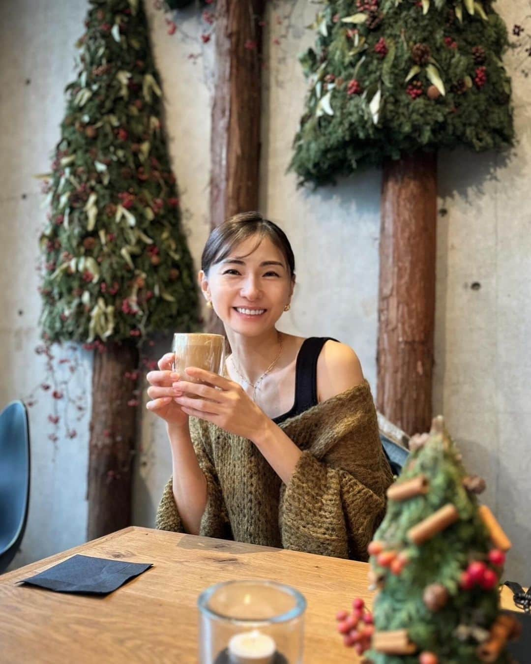 和泉佑三子さんのインスタグラム写真 - (和泉佑三子Instagram)「少しづつ街の中もXmasモードになってきてますね〜🎄 あっという間に12月が来そう...💨 早速、クリスマスらしい写真を撮って貰ったよ😻🫶 時差投稿になりますが、少し前に女優の太田彩乃ちゃんとランチ🍽️&カフェ☕️でXmas気分を味わいつつリフレッシュ時間を過ごして来ました！ 子役から(アニーがデビューとは知らなかった🫢)ずっとこの道を走り続ける彼女は全くブレのない芯のしっかりとした女性、初めて彼女のお芝居を劇場で観た時、もぅ彼女に釘付け‼︎お芝居に没頭したし、彼女の根本に持つ誠実さがその役からも滲み出ていて本当にお芝居に真っ向から立向う真っ直ぐな方なんだろうなぁ！と、彼女の舞台を見終わったあと、 「人柄って芝居にでるよね〜」 って自分の心にも深く刻んだのを今でもハッキリと覚えています🤭 ご縁あって、またこうして楽しくお喋り出来るなんて本当に 嬉しいなぁ✨✨ 遅ればせながら🤦🏻‍♀️(10月だよね💦)のお誕生日💐で、記念にお写真をお店の方に撮って貰ったんだけど、一枚パシャリ(2枚目)と撮ったら、「はい、コレ持って下さい！」「ココがどこかわからないから‼︎」とメニューをゴリ押し渡されてお店の方の指示通りちゃんとやる彩乃ちゃんが可愛い過ぎて、、、本当良い子😆💖💖💖 偶然にも、仕事の話し以外にも子育てや教育の話しなんかも出来てママ友の居ない私にとってはとっても有意義な時間でした😻🫶 @ayano.ohta  ありがとう❤️また近いうちに〜👐🏻  そして、ラストスパートの2023年を思いっきり楽しんでいきましょう✨✨✨ 寒暖差も激しいので、皆さまご自愛くださいませ🙌」11月22日 20時45分 - izumisae_official