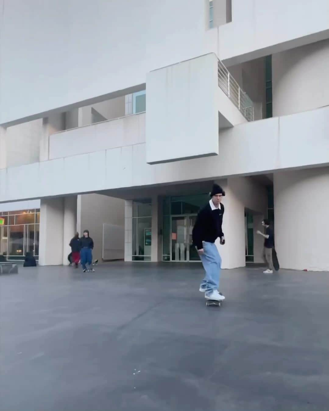 MACBA LIFEのインスタグラム：「Just some @wadedesarmo’s raw footy.   📱 @pitaboi   Tag us to be featured 👉🏽#macbalife 👈🏽 -———————— #RESPECTTHEPLAZA #macba #skate #skateboarding #barcelona #bcn #skatebarcelona #skatelife #barceloka ##skatecrunch #skategram #thankyouskateboarding #❤️skateboarders」