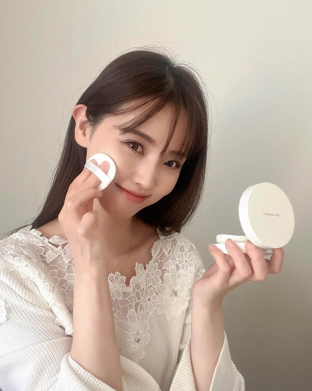 垰智子のインスタグラム：「@onlyminerals さんから商品の提供を頂いたので紹介します  夏から秋になってきて紫外線も落ち着いてきたので、 一気に肌ケアに力を入れていきたい✨ . って事で @onlyminerals の 薬用 リンクルホワイト クッションBBで、 スキンケアしながらメイクアップ🤍 . このクッションファンデ、1品で6役で 美白※1美容液、シワ改善クリーム、 化粧下地、日焼け止め※2、ファンデーション、コンシーラーまで入ってるのでナチュラルなのにカバー力も抜群なの😆✨ . さすが、オンリーミネラル💚 . 有効成分のナイアシンアミドも配合してるからメイクしながら 肌荒れを防いでくれるし、厳選した植物エキスや保湿成分でメイク中もうるおいキープしてくれるから、ゆらぎやすい肌にもオススメ🌿 . メイクしながら肌もキレイにしていこっ🤍  ※1 メラニンの生成を抑え、シミ・そばかすを防ぐ ※2 化粧品の効能による(日やけによるシミ、ソバカスを防ぐ) . . #PR #yaman #onlyminerals #クッションファンデ #クッションファンデーション #makeup #cosmetics #cosme #beauty」