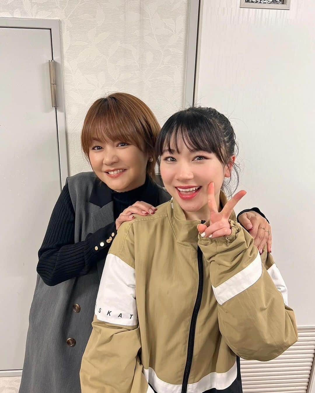 石田亜佑美さんのインスタグラム写真 - (石田亜佑美Instagram)「19日の福岡公演   中澤裕子さんがライブを観に来てくださいました❤️‍🔥     お話させていただいたあと 大きく温かな愛に触れて心がいっぱいになり うるうると込み上げるものがありました  25周年記念の代々木でMCを見聞きしたときも 言葉に力があって かっこいいって思ったんです   ライブ、楽しんでいただけて嬉しかったな❤️‍🔥       ずっと見守ってくださる先輩の存在 本当に心強い、大好きです     #中澤裕子 さん #💜 #ネイルも素敵です #モーニング娘23 #morningmusume23 #石田亜佑美」11月22日 20時47分 - ayumi_ishida.official