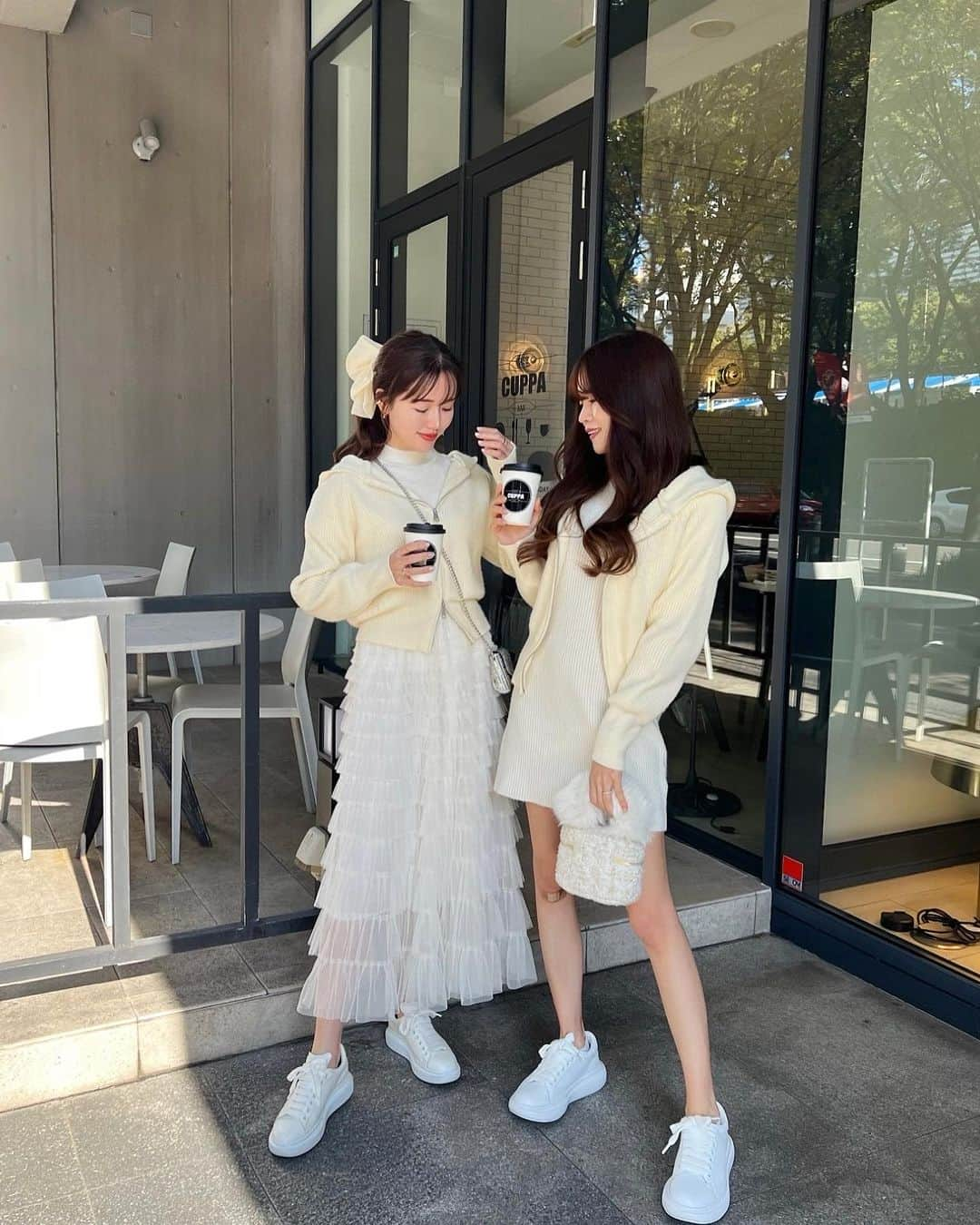 Isakoさんのインスタグラム写真 - (IsakoInstagram)「姉妹のカジュアルコーデ👗🤍  名古屋のおしゃれカフェへ☕️ サクッと撮影前にテイクアウトしました✨✨  わたしの膝は実家の大型犬達と遊んでいて 10年ぶりくらいにずっこけたものです🐕🐾笑  おそろいリブニットパーカー @dinoble_official  バッグもDinoble🤍大人気のバニティ発送開始 しております✨ スニーカーはおにゅうで @fillin_footwear 👟 　 　 このパーカーほんとに使えるの🥹🤍  #カジュアルコーデ #大人カジュアル #スニーカー #スニーカーコーデ #pr #スニーカー女子 #パーカーコーデ #パーカー女子 #ホワイトコーデ #alexandermcqueen #dinoble」11月22日 20時48分 - ichaaako