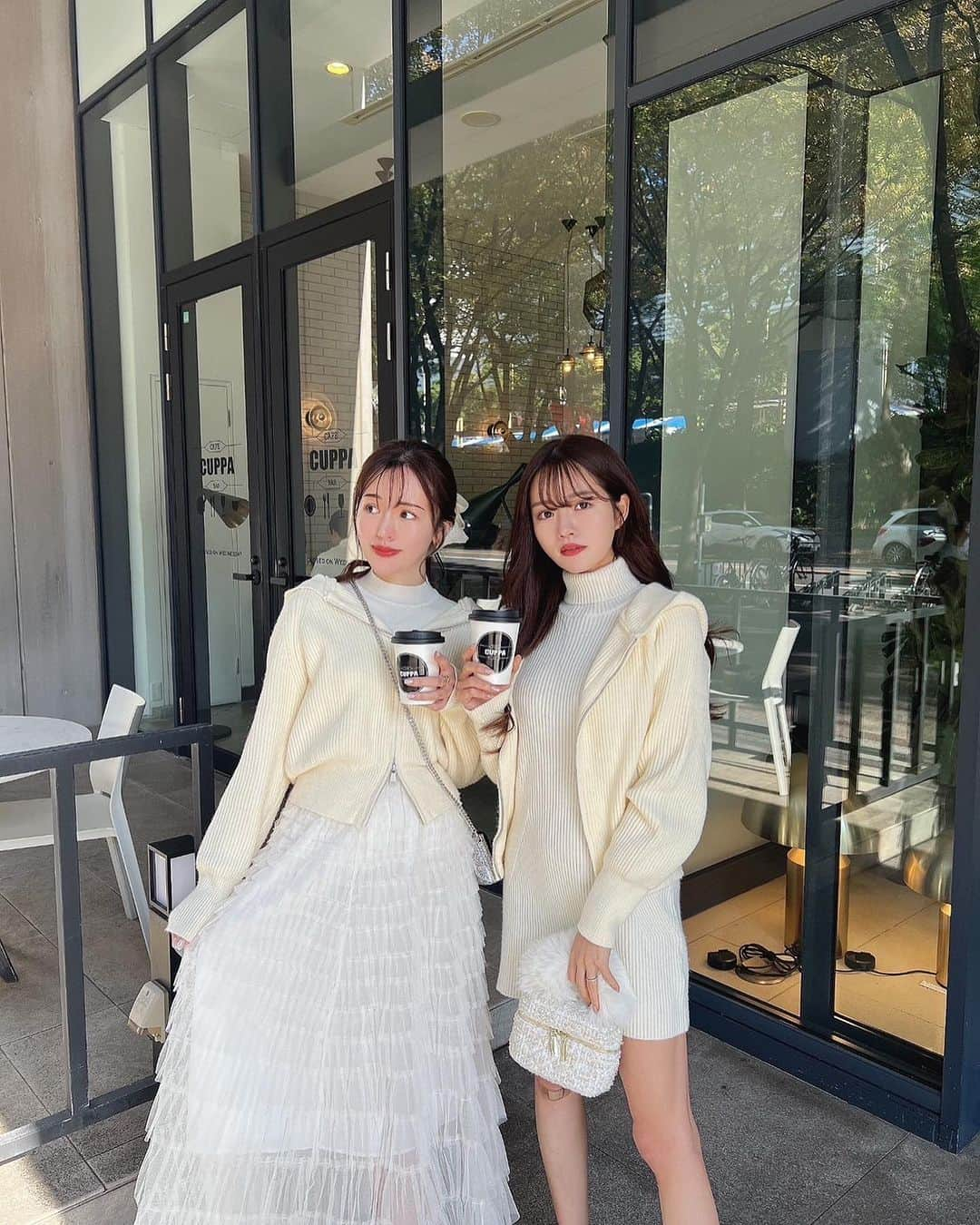 Isakoさんのインスタグラム写真 - (IsakoInstagram)「姉妹のカジュアルコーデ👗🤍  名古屋のおしゃれカフェへ☕️ サクッと撮影前にテイクアウトしました✨✨  わたしの膝は実家の大型犬達と遊んでいて 10年ぶりくらいにずっこけたものです🐕🐾笑  おそろいリブニットパーカー @dinoble_official  バッグもDinoble🤍大人気のバニティ発送開始 しております✨ スニーカーはおにゅうで @fillin_footwear 👟 　 　 このパーカーほんとに使えるの🥹🤍  #カジュアルコーデ #大人カジュアル #スニーカー #スニーカーコーデ #pr #スニーカー女子 #パーカーコーデ #パーカー女子 #ホワイトコーデ #alexandermcqueen #dinoble」11月22日 20時48分 - ichaaako