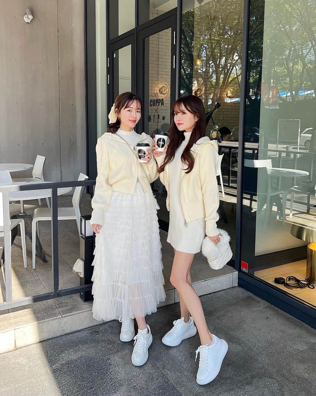 Isakoさんのインスタグラム写真 - (IsakoInstagram)「姉妹のカジュアルコーデ👗🤍  名古屋のおしゃれカフェへ☕️ サクッと撮影前にテイクアウトしました✨✨  わたしの膝は実家の大型犬達と遊んでいて 10年ぶりくらいにずっこけたものです🐕🐾笑  おそろいリブニットパーカー @dinoble_official  バッグもDinoble🤍大人気のバニティ発送開始 しております✨ スニーカーはおにゅうで @fillin_footwear 👟 　 　 このパーカーほんとに使えるの🥹🤍  #カジュアルコーデ #大人カジュアル #スニーカー #スニーカーコーデ #pr #スニーカー女子 #パーカーコーデ #パーカー女子 #ホワイトコーデ #alexandermcqueen #dinoble」11月22日 20時48分 - ichaaako