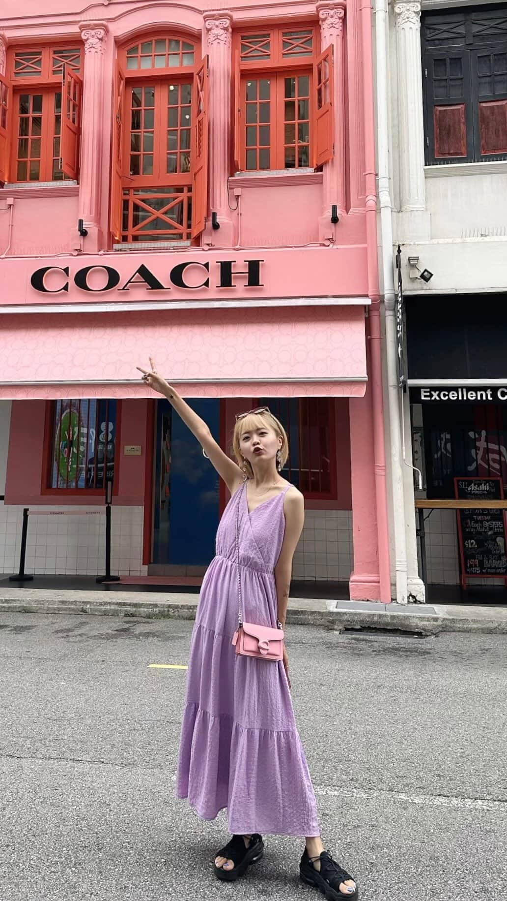 秋山衣梨佳のインスタグラム：「💗💗💗 　 　 Coach Play Singapore Shophouse💗 kedai coachtopia hanya di Singapore 🇸🇬  Bahagian luar, barang yang dijual, dan kafe semuanya comel 😍❣️  Saya juga membeli hadiah hari jadi 🎁 daripada ibu saya😘 Saya bersiar-siar di sekitar Chinatown dengan bagasi besar. 　 　 Coach Play Singapore Shophouse 行きたかったお店〜〜〜💗💗💗 　 Coachtopiaのお店は シンガポールにしかないらしい🇸🇬 外観も売ってるものも カフェもとにかく全てが めちゃくちゃかわいかった😍❣️ 　 誕生日プレゼントに ままにバッグとトレーナー買ってもらった🎁 日本で買うよりだいぶ高かったけど🤫 ありがとう🤝💗💗 　 　 #coach#coachtopia#CoachPlaySingaporeShophouse#singapore」