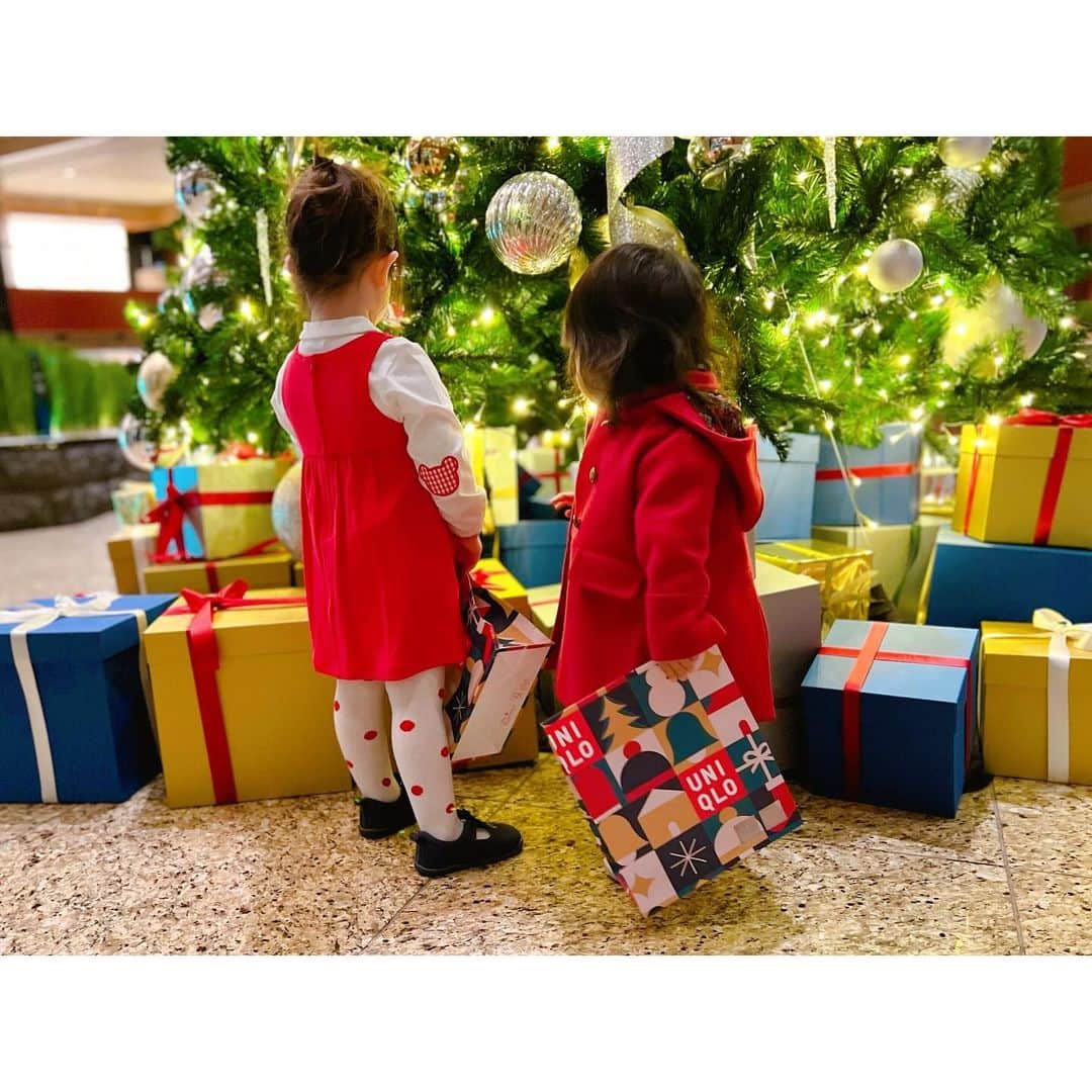 のインスタグラム：「. プチギフトにぴったりのアイテムが豊富なUNIQLO✲ 子どもたちと一緒にホリデーギフト選びを楽しんできました♩ . 今回選んだのはパパへのプチギフトとお友達へのプチギフト⁂ パパに選んだのは50色ソックス✦ 店内にずらりとならぶ50色の中から娘が選んだのはブラックでした！ どんなシーンでも使える一足です。 . そしてホリデーギフトらしいデザインの「GIRLSヒートテックソックス」ஜ 他にカラーもとっても可愛かったです。 つま先まで暖めてくれて吸収発熱、保温などの機能もあるので 寒くなるこれからの季節にぴったりです⛄ . ホリデーギフトと合わせて購入したいのが ギフト紙バッグです。 期間限定販売中で50円で購入できますᝰ✍︎꙳⋆ また店頭でギフトタグも無料で配布しています！ ５種類あるギフトタグ、どれもとっても可愛いですよ꙳⋆ . . @uniqlo_jp  #PR #ユニクロのギフト #ホリデー #uniqlo #ユニクロ #50色ソックス #ヒートテックソックス　#プチギフト」