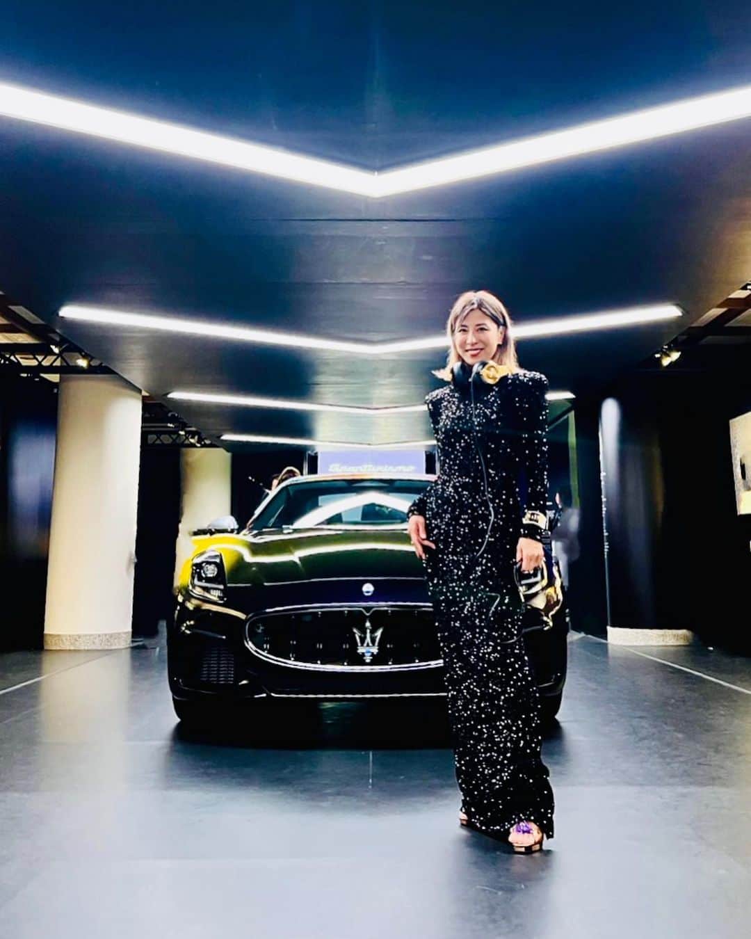 DJ AMIGAのインスタグラム：「築地本願寺で2日間開催されたマセラティ グランツーリズモのパーティ🏎 久しぶりにドレスアップしてDJ出来て嬉しかったです🎧 3枚目はMCの @ribeka1224 ちゃんと😊 お疲れ様でした。  #maserati #maseratigranturismo #party #dj #djlife」