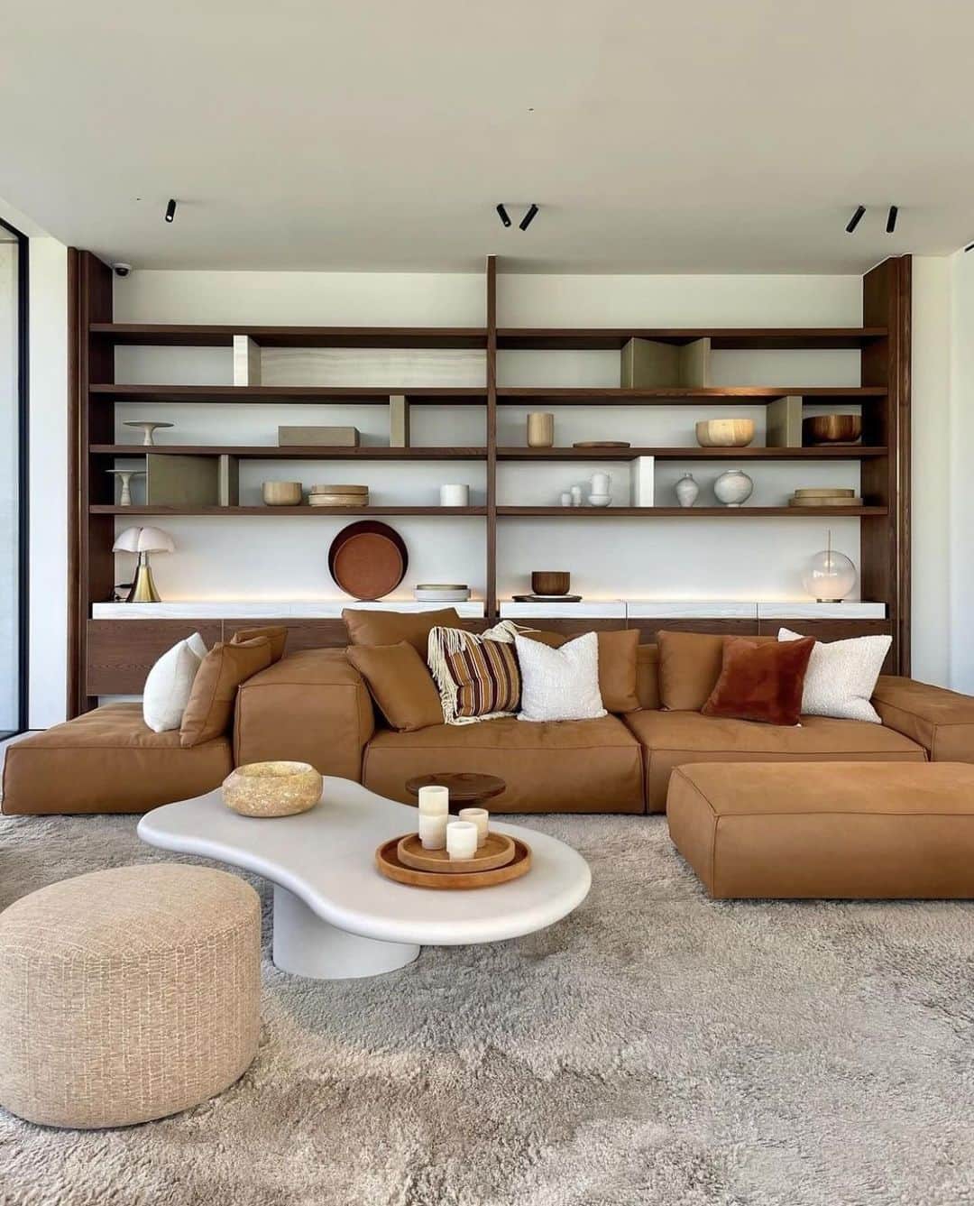 黒木なつみのインスタグラム：「⁡ インテリアのイメージングは日頃からたくさんして目を養っています👀🖤 ⁡ 今度初めて別荘の内装を全てやることになったので頑張るぞ💫 ⁡ #interior#interiordesign  #内装#デザイン#インテリア #デザイナー#家具#リフォーム」