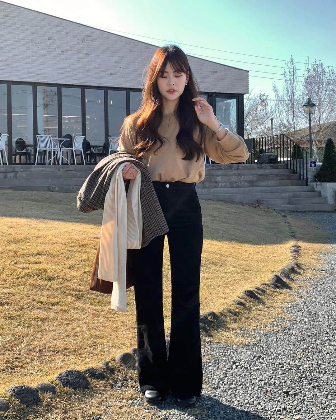+82 경현のインスタグラム：「후기도 정말 좋고 많이 좋아해주셨던 캐시미어소프트라운드넥니트 베이지 컬러 추가되어요🐻 #BITETHEBULLET#바잇더불렛  + 업데이트 현황은 @bitethebullet.co.kr 요 계정에서 확인가능하세요🧚🏻‍♀️  + 사진속의 코디는 댓글로 문의주시면 업데이트시 안내 다이렉트 보내드리고 있습니다🥳✨」