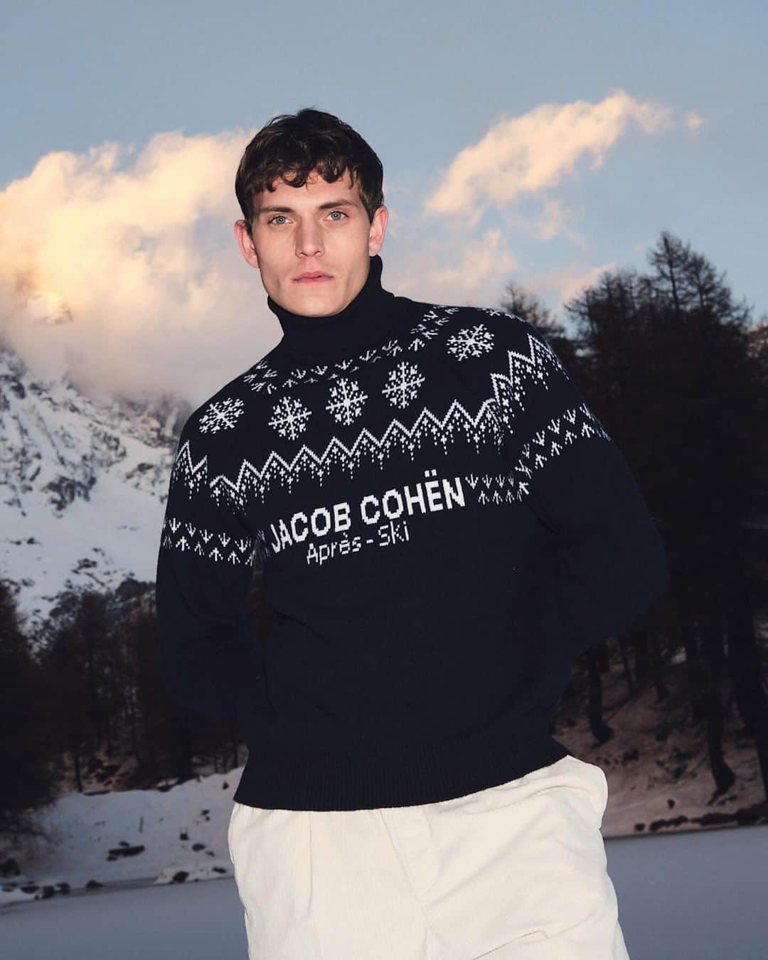Jacob Cohenのインスタグラム：「Cozy and warm, with a retro flavour. Explore the knitwear from the new Jacob Cohën Après-ski capsule collection.  #JacobCohën  #JCAprèsSki」