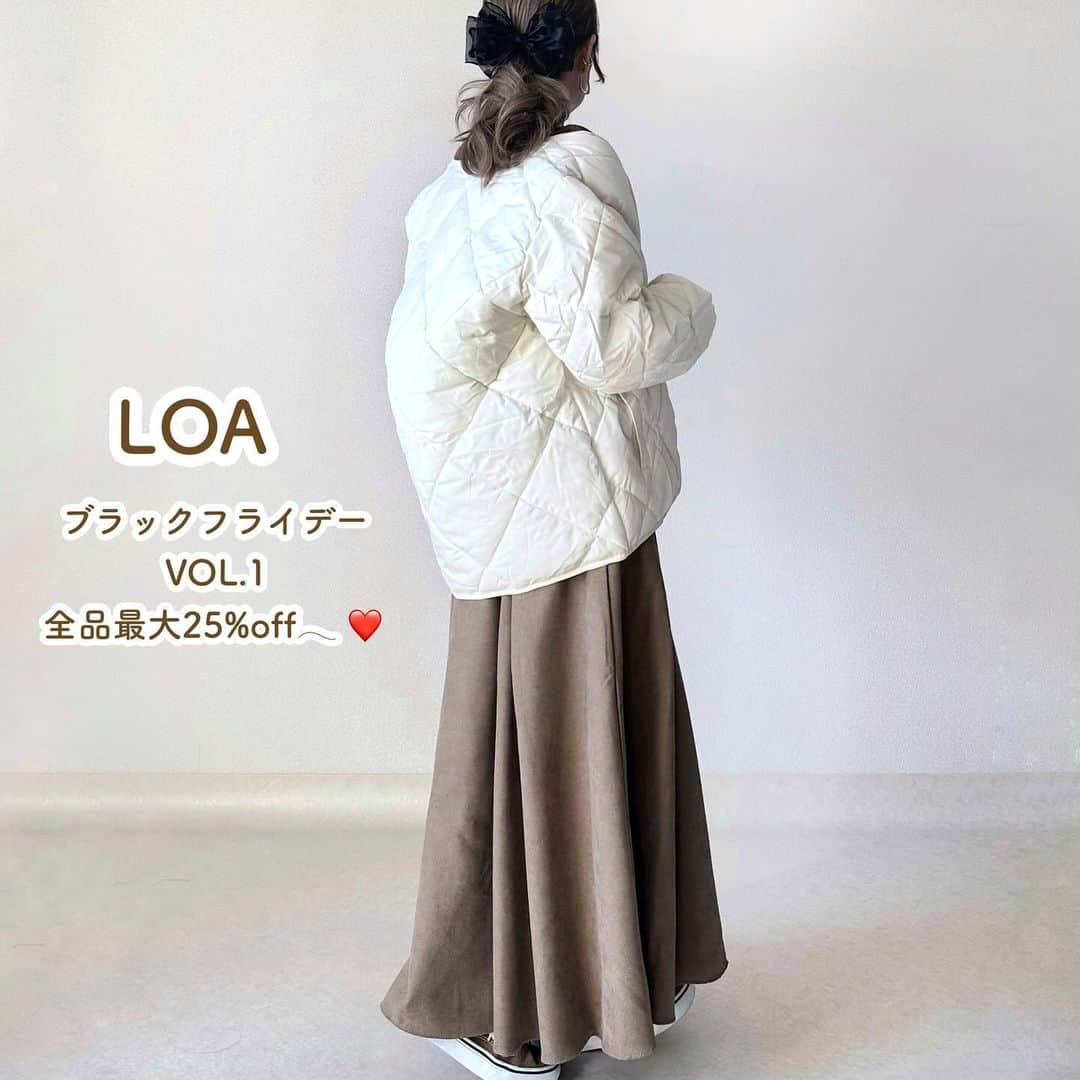 Ako Akoのインスタグラム：「️ ❥ LOA、ブラックフライデー Vol.1 ✨ 全品セール開催中です¨̮♡ クーポン配布やブランド品が当たるプレゼントも🎁 覗いてみてくださいね🫶 　     コーデは、あったかーいキルティングジャケット ナチュラル感ある素材です𓈒𓏸︎︎︎︎   ハイネックニットは形がすごく綺麗ですෆ ̖́-‬ ストールを肩掛けしてみました！ 流行りのボアストールとか可愛いよね(〃▽〃) 　 どちらもプチプラで販売中です♪ 5％オフだったかな🤗       着用アイテムは画像をタップして出る商品タグからご覧いただけます🏷️✨  ショップはプロフィールURL、ハイライトのLOAからご覧いただけます٩(*´︶`*)۶ ♥ 　 　 　      #LOAコーデ#dholic #dbyd #d_by_dholic  #スカートコーデ #キルティングジャケット #冬アウター  #着回しコーデ #ブラウンコーデ #ベージュコーデ #韓国コーデ #プチプラコーデ #低身長コーデ #40代コーデ #ヘアアクセ #ヘアアクセサリー #冬コーデ #大人可愛い #スニーカーコーデ」