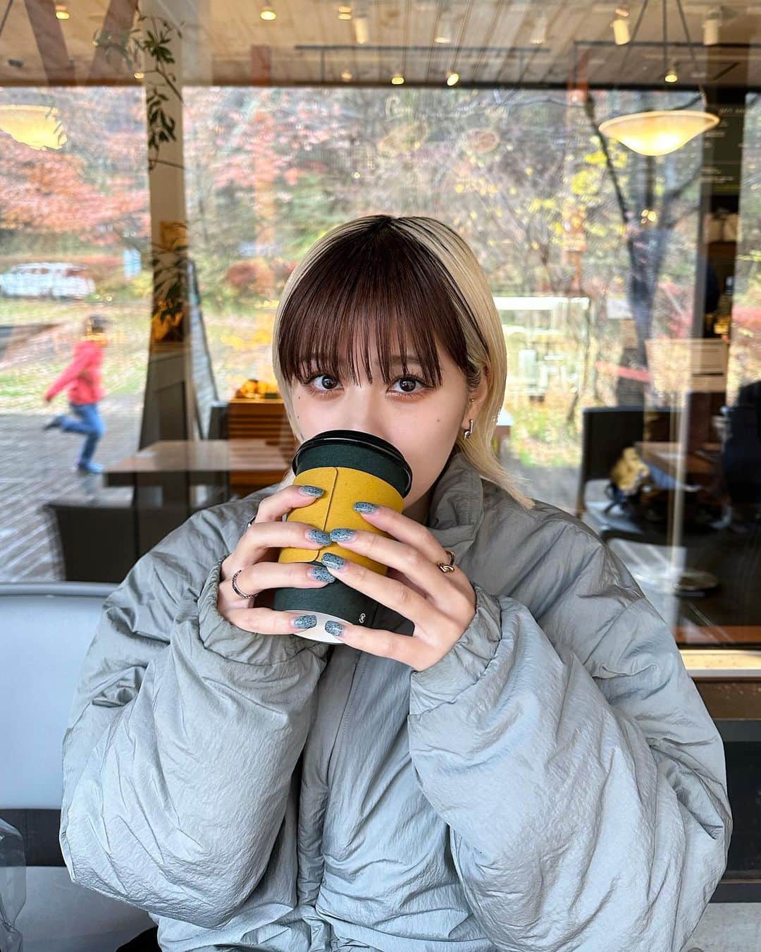 坂美来乃のインスタグラム：「早起きしてコーヒーを飲んでパンを食べた日です 寒すぎてベイマックスみたいになってます⛄️☕️🥐」