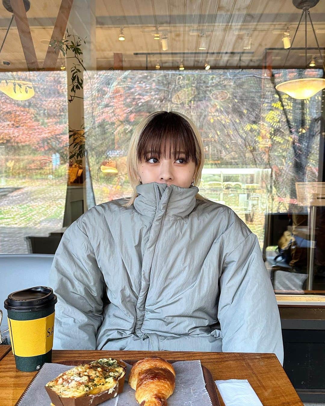 坂美来乃さんのインスタグラム写真 - (坂美来乃Instagram)「早起きしてコーヒーを飲んでパンを食べた日です 寒すぎてベイマックスみたいになってます⛄️☕️🥐」11月22日 20時53分 - rockbq69