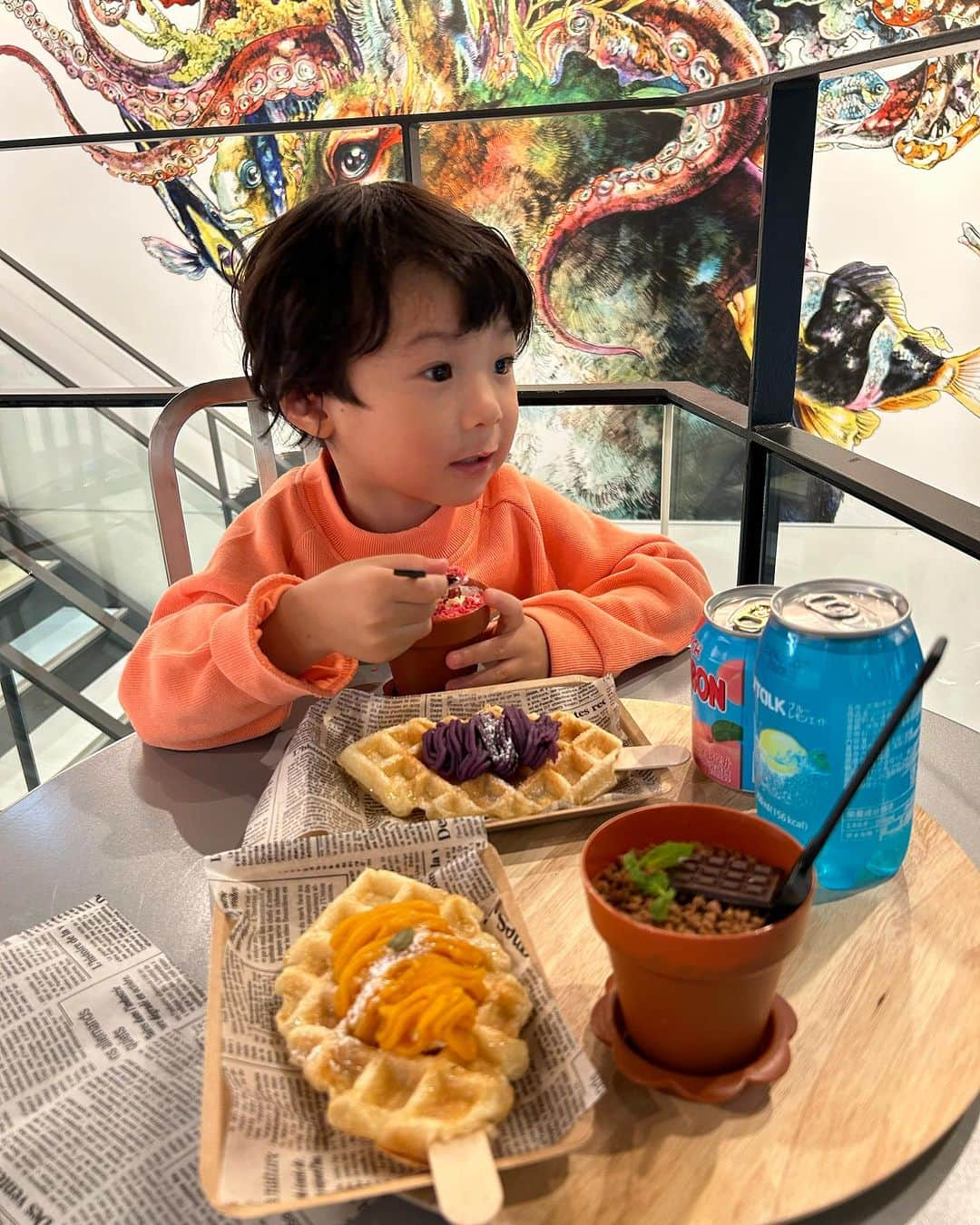 世手子さんのインスタグラム写真 - (世手子Instagram)「PR  Asakusa sweets🍰🧇🧁 Almost eaten by a 3 year old😆😋 Parents and children are impressed by the delicious sweets👏 前から行きたかった @marimari_croiffle_tokyo  #浅草グルメ #浅草スイーツ #浅草カフェ #浅草食べ歩き #新仲見世 #仲見世 #浅草散策 #浅草観光スポット へ親子で行ってきたよ( ^ω^ )  #植木鉢カップケーキ と秋期間限定メニューを堪能✨ #寿司太郎 はん2個のカップケーキほとんど食べちゃいましたw ストロベリーとチョコレート どっちもおいしすぎました(≧∀≦) パンプキンと紫色のワッフルにしたよ(*ﾟ∀ﾟ*)  ケーキ2個ほとんど食べた彼は 紫色芋ワッフルもペロリw  外側さくさく中ふんわり美味しすぎたよ(*⁰▿⁰*) #浅草スイーツ　#浅草グルメ #浅草デート にもぴったり 屋上も映えでした(●´ω｀●) 楽しかった(*´Д｀*) ーーーーーーーーーーーーーーーーー 住所：東京都台東区浅草1-29-2 ビラ・アペックス浅草新仲見世2階marimari浅草店(https://maps.app.goo.gl/8NzRbDdeYCDLWmf99?g_st=ic) (東京メトロ銀座線浅草駅1番出口から徒歩3〜4分) ーーーーーーーーーーーーーーーーー  #コーディネート は #株式会社ニッセン #ニッセン #nissen_kids_official #キッズファッション #通園通学服 #サーカスパンツ オシャレ😎かわいい╰(*´︶`*)╯♡ #monipla #nissen_fan」11月22日 20時54分 - rojide