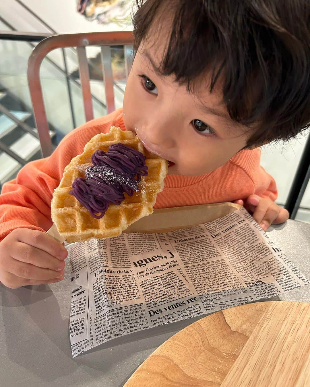 世手子さんのインスタグラム写真 - (世手子Instagram)「PR  Asakusa sweets🍰🧇🧁 Almost eaten by a 3 year old😆😋 Parents and children are impressed by the delicious sweets👏 前から行きたかった @marimari_croiffle_tokyo  #浅草グルメ #浅草スイーツ #浅草カフェ #浅草食べ歩き #新仲見世 #仲見世 #浅草散策 #浅草観光スポット へ親子で行ってきたよ( ^ω^ )  #植木鉢カップケーキ と秋期間限定メニューを堪能✨ #寿司太郎 はん2個のカップケーキほとんど食べちゃいましたw ストロベリーとチョコレート どっちもおいしすぎました(≧∀≦) パンプキンと紫色のワッフルにしたよ(*ﾟ∀ﾟ*)  ケーキ2個ほとんど食べた彼は 紫色芋ワッフルもペロリw  外側さくさく中ふんわり美味しすぎたよ(*⁰▿⁰*) #浅草スイーツ　#浅草グルメ #浅草デート にもぴったり 屋上も映えでした(●´ω｀●) 楽しかった(*´Д｀*) ーーーーーーーーーーーーーーーーー 住所：東京都台東区浅草1-29-2 ビラ・アペックス浅草新仲見世2階marimari浅草店(https://maps.app.goo.gl/8NzRbDdeYCDLWmf99?g_st=ic) (東京メトロ銀座線浅草駅1番出口から徒歩3〜4分) ーーーーーーーーーーーーーーーーー  #コーディネート は #株式会社ニッセン #ニッセン #nissen_kids_official #キッズファッション #通園通学服 #サーカスパンツ オシャレ😎かわいい╰(*´︶`*)╯♡ #monipla #nissen_fan」11月22日 20時54分 - rojide