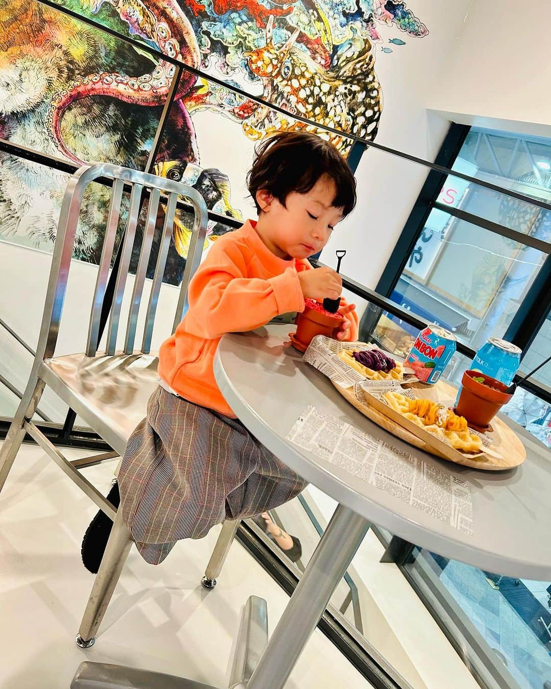 世手子さんのインスタグラム写真 - (世手子Instagram)「PR  Asakusa sweets🍰🧇🧁 Almost eaten by a 3 year old😆😋 Parents and children are impressed by the delicious sweets👏 前から行きたかった @marimari_croiffle_tokyo  #浅草グルメ #浅草スイーツ #浅草カフェ #浅草食べ歩き #新仲見世 #仲見世 #浅草散策 #浅草観光スポット へ親子で行ってきたよ( ^ω^ )  #植木鉢カップケーキ と秋期間限定メニューを堪能✨ #寿司太郎 はん2個のカップケーキほとんど食べちゃいましたw ストロベリーとチョコレート どっちもおいしすぎました(≧∀≦) パンプキンと紫色のワッフルにしたよ(*ﾟ∀ﾟ*)  ケーキ2個ほとんど食べた彼は 紫色芋ワッフルもペロリw  外側さくさく中ふんわり美味しすぎたよ(*⁰▿⁰*) #浅草スイーツ　#浅草グルメ #浅草デート にもぴったり 屋上も映えでした(●´ω｀●) 楽しかった(*´Д｀*) ーーーーーーーーーーーーーーーーー 住所：東京都台東区浅草1-29-2 ビラ・アペックス浅草新仲見世2階marimari浅草店(https://maps.app.goo.gl/8NzRbDdeYCDLWmf99?g_st=ic) (東京メトロ銀座線浅草駅1番出口から徒歩3〜4分) ーーーーーーーーーーーーーーーーー  #コーディネート は #株式会社ニッセン #ニッセン #nissen_kids_official #キッズファッション #通園通学服 #サーカスパンツ オシャレ😎かわいい╰(*´︶`*)╯♡ #monipla #nissen_fan」11月22日 20時54分 - rojide