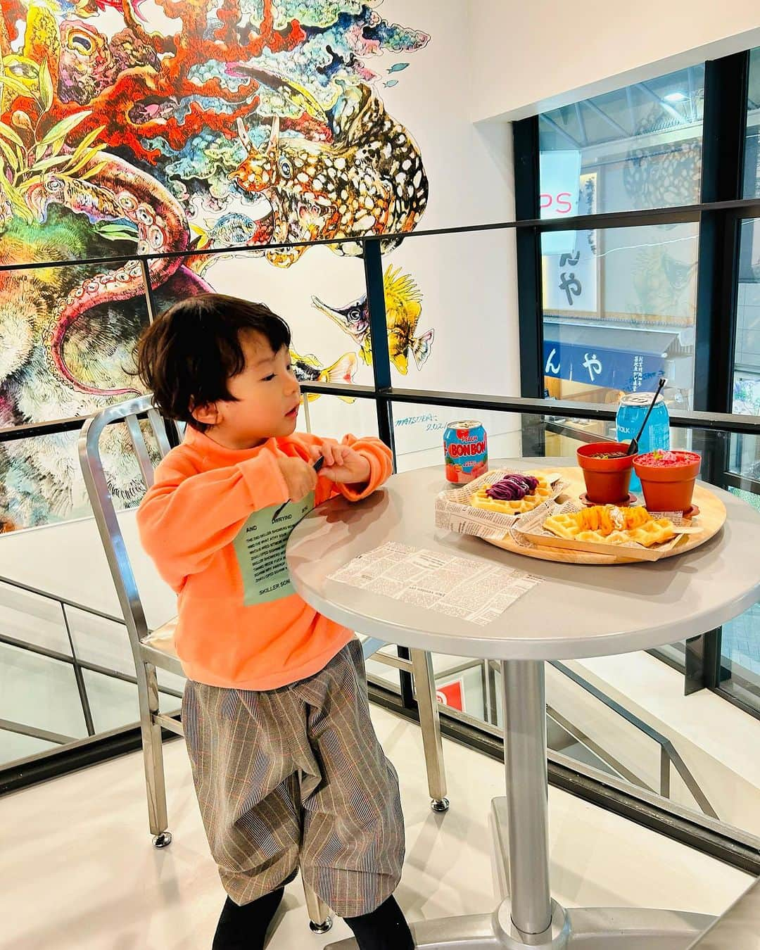 世手子さんのインスタグラム写真 - (世手子Instagram)「PR  Asakusa sweets🍰🧇🧁 Almost eaten by a 3 year old😆😋 Parents and children are impressed by the delicious sweets👏 前から行きたかった @marimari_croiffle_tokyo  #浅草グルメ #浅草スイーツ #浅草カフェ #浅草食べ歩き #新仲見世 #仲見世 #浅草散策 #浅草観光スポット へ親子で行ってきたよ( ^ω^ )  #植木鉢カップケーキ と秋期間限定メニューを堪能✨ #寿司太郎 はん2個のカップケーキほとんど食べちゃいましたw ストロベリーとチョコレート どっちもおいしすぎました(≧∀≦) パンプキンと紫色のワッフルにしたよ(*ﾟ∀ﾟ*)  ケーキ2個ほとんど食べた彼は 紫色芋ワッフルもペロリw  外側さくさく中ふんわり美味しすぎたよ(*⁰▿⁰*) #浅草スイーツ　#浅草グルメ #浅草デート にもぴったり 屋上も映えでした(●´ω｀●) 楽しかった(*´Д｀*) ーーーーーーーーーーーーーーーーー 住所：東京都台東区浅草1-29-2 ビラ・アペックス浅草新仲見世2階marimari浅草店(https://maps.app.goo.gl/8NzRbDdeYCDLWmf99?g_st=ic) (東京メトロ銀座線浅草駅1番出口から徒歩3〜4分) ーーーーーーーーーーーーーーーーー  #コーディネート は #株式会社ニッセン #ニッセン #nissen_kids_official #キッズファッション #通園通学服 #サーカスパンツ オシャレ😎かわいい╰(*´︶`*)╯♡ #monipla #nissen_fan」11月22日 20時54分 - rojide