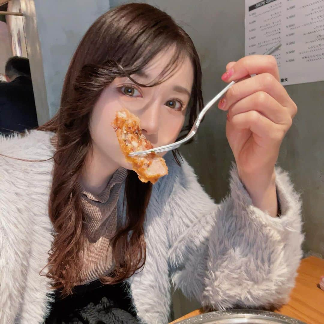 atmmyさんのインスタグラム写真 - (atmmyInstagram)「今回は中目黒でワンコインカレーが食べられるお店🍛 商店街の中にある『チキチキカレー』  @chiki_chiki_curry   500円は安いよね🥰 辛くなくて食べやすいチキンカレーになってます☆ ※銀皿でめっちゃ顔に光が反射してるよ🪞笑  トッピングが色々あるんだけど、(→4枚目画像) このチキチキンを是非食べて欲しい！🍗 ホロホロだからフォークとナイフだけでも ちゃんとお肉が外れて綺麗に食べれるのはありがたい✨  チキンカツもサクサクで美味しかったよ♡ トッピング2つしても1000円前後だから 色々楽しめるのも良いんだわ、是非行ってみて🫶  PR @chiki_chiki_curry #チキチキカレー #中目黒ランチ #中目黒グルメ  #中目黒カレー #上目黒グルメ #目黒グルメ  #カレー #カレー部  #カレー屋巡り #目黒銀座商店街  #目黒カレー #目黒ランチ #たべすたぐらむ #大食い女子  #japanesefood #japanesecurry #nakameguro  #tokyofood #chickencurry #curryrice #500yen」11月22日 20時55分 - atmmy