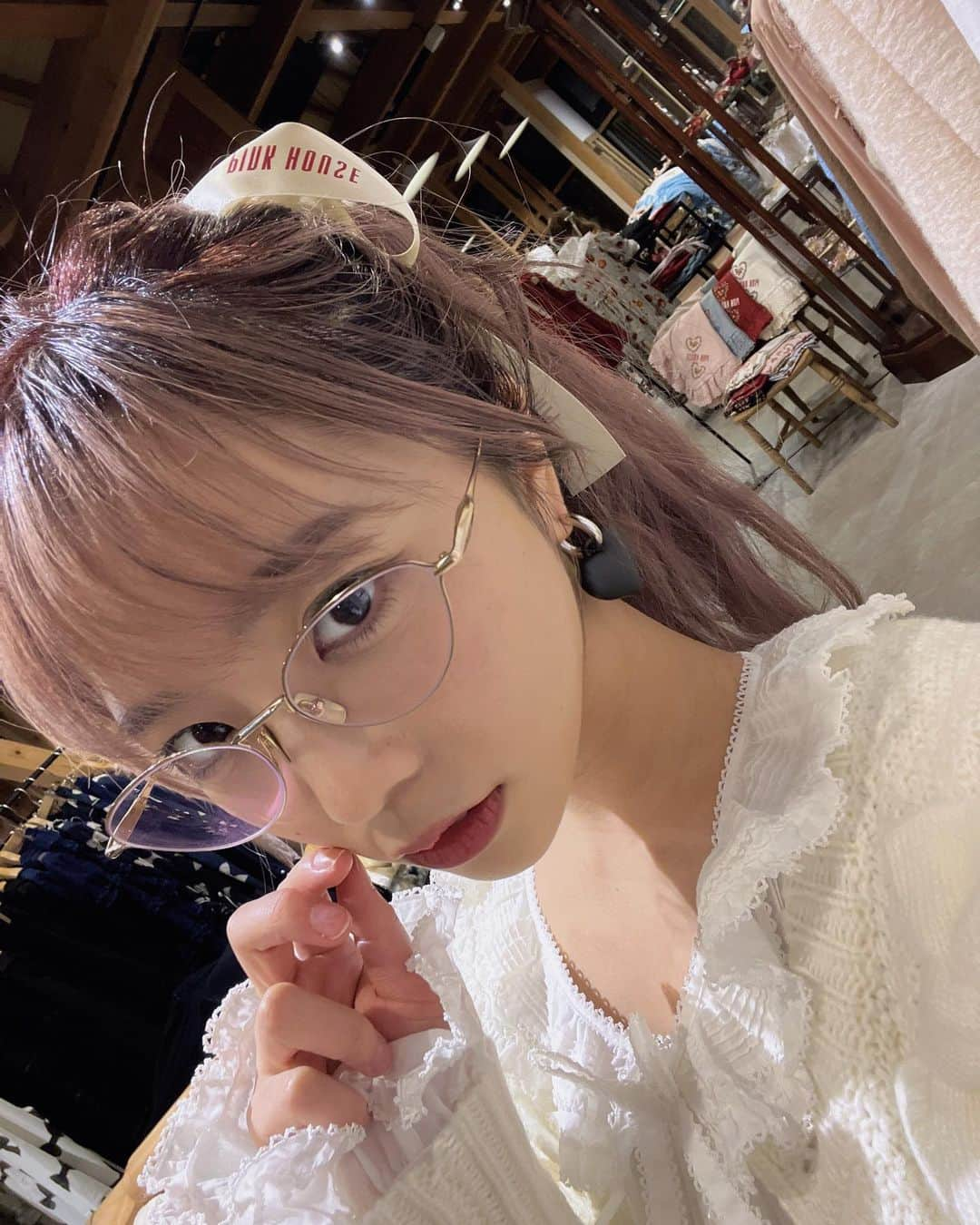 戸田真琴のインスタグラム：「メガネは @ditaeyewear  自分へのバースデーで買ったよ！ ピアスは @dzzit_official  お洋服とリボンは @pinkhouse_omotesando」