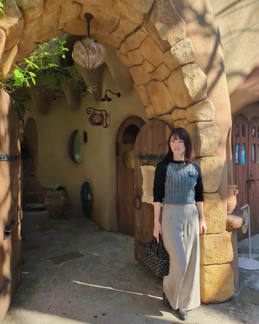 三宅裕子のインスタグラム：「お得情報あり❣️ 𝐒𝐇𝐄𝐈𝐍 𝐁𝐥𝐚𝐜𝐤 𝐅𝐫𝐢𝐝𝐚𝐲 𝐒𝐀𝐋𝐄が始まってる~🏃✨  ただでさえ安いのにさらに安くなっていて 最大90%offのものも😳❣️  この日のコーデもSHEINで👌🏻´-  pic.1 ❁Honeyspot 文字パッチ ケーブルニット  クロップセーター 商品ID 23541804 ￥1,672  丈が短めで可愛いくて一目惚れ☺️🩷  ❁FRIFUL ハイウエスト ひだ ディティール  ワイドレッグパンツ 商品ID 22352294 ￥2,179 フリフルはまってて追加で🤭  pic.4 FRIFUL 無地柄 フリルトリム ビショップスリーブ  ブラウス 商品番号24438818 ￥1,613  こちらもフリフル👆🏻 フリルが可愛いでしょ🐰♡ 首元の後ろにリボンもあるんだよ🎶  身長165cm やや細め 参考にしてみてね✨  ⬇お得にお買い物してね🎶  🎉クーポンコード🉐：⁡ ⁡23BF2 ※0-5999円で15%オフ, 6000円以上のご購入で20％オフ 利用期限:2023年11月10日〜2023年12月31日 ※SHEINアカウント１つにつき三回までクーポン ご利用していただけます。  @sheinofficial @shein_japan  °・*:.。.☆ PR #SHEINblackfriday #SHEIN購入品#BeSHEINモデル#SHEINGoodFinds #SHEINforAll #loveshein #ad #saveinstyle #秋冬コーデ #coordinate #大人カジュアル #ニット #パンツコーデ #大人ガーリー #フェミニン  #今日のコーデ」