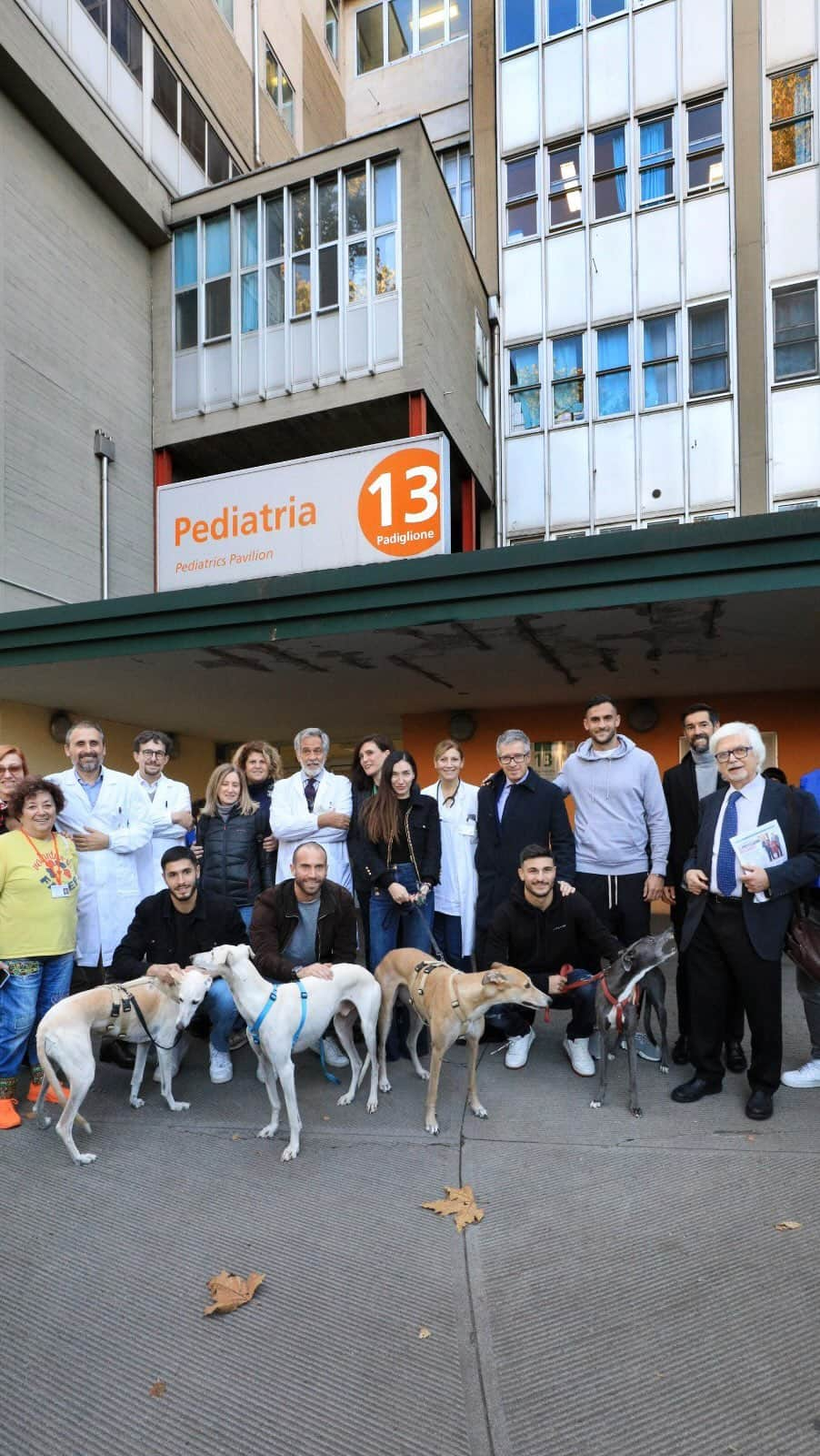 ボローニャFCのインスタグラム：「Benvenuti nel mondo di “Pet Co-Therapy” 🏥💖  Grazie alla collaborazione tra IRCCS, @fanep_odv , Elisabetta Franchi e Bologna FC 1909, otto levrieri salvati da maltrattamenti si uniscono ai nostri piccoli pazienti in un progetto unico di “Pet Co-Therapy”! 🐶  ✨Immaginate: dalle piste di corsa e dalle battute di caccia alle stanze piene di sorrisi dei nostri bambini. Questi cani portano amore, gioia e conforto nella nostra pediatria 🌟🏩  L’iniziativa è stata inaugurata con una visita speciale di Elisabetta Franchi e del Bologna FC 1909 per questa occasione rappresentato dall’AD Claudio Fenucci, da @lollodesi @charalampos_lykogiannis , @ravagliafed e @riccardo_orsolini7 ⚽  “Pet Co-Therapy” è un’iniziativa che, attraverso l’interazione con gli animali, cerca di integrare le terapie creando momenti di gioia e consapevolezza 🌈🤝 I levrieri sono stati salvati dall’Irlanda e dalla Spagna, dove vengono utilizzati in corse e sono un mix di dolcezza e intelligenza emotiva. Dal cucciolo “scartato” Cesare al coraggioso ex-cacciatore Cloeìver e al valoroso Galgo Marengo, ognuno di loro porta un bagaglio di amore e conforto nei cuori dei nostri piccoli eroi 💕🐾  Elisabetta Franchi e la sua fondazione con il Bologna FC 1909 hanno reso possibile questo progetto, contribuendo con una generosa donazione necessaria per portare avanti questa preziosa iniziativa per due anni e in 3 reparti pediatrici 🤲❤️  @fondazioneelisabettafranchi  #PetCoTherapy #pediatria #pettherapy #santOrsola #elisabettafranchi #bolognafc #fondazioneelisabettafranchi」