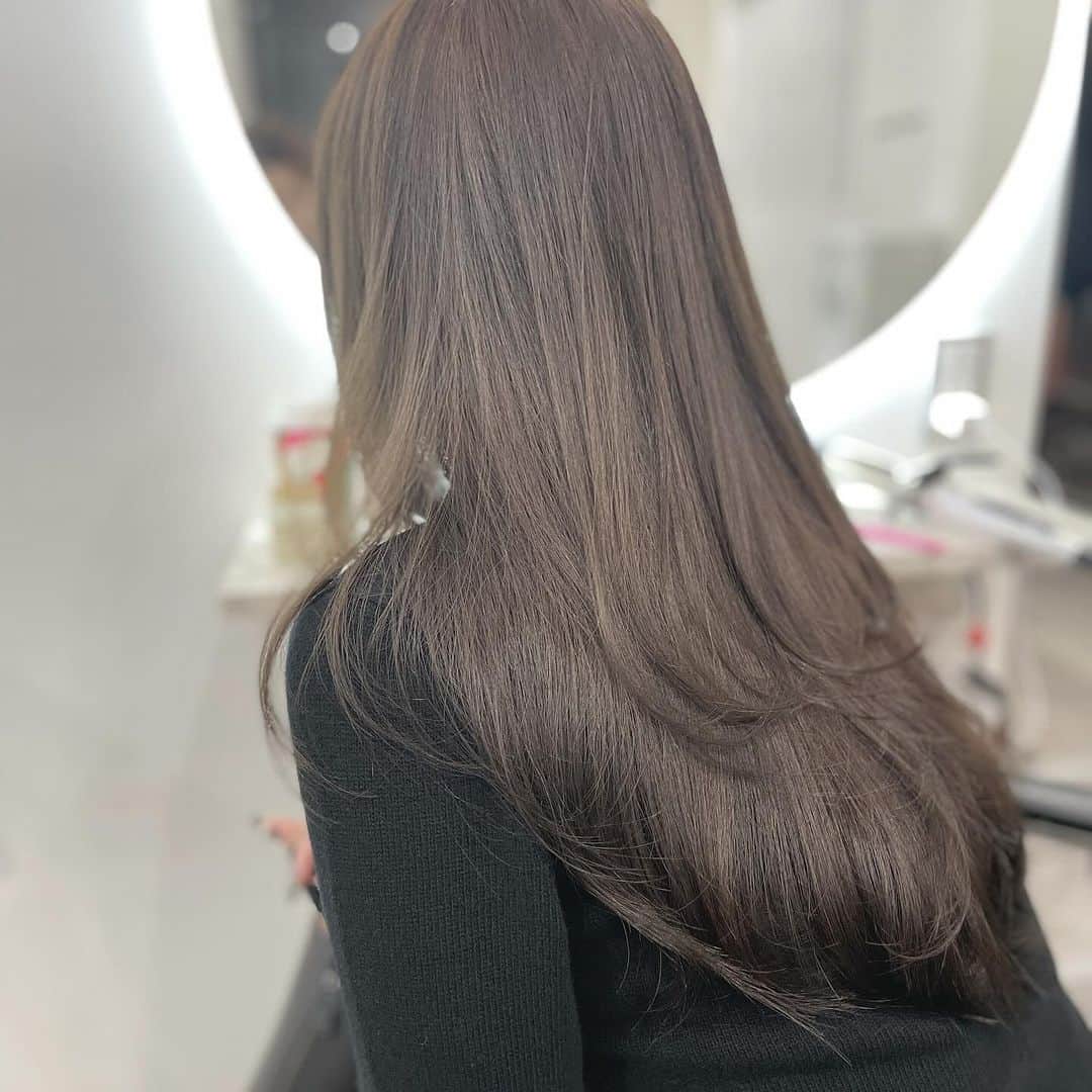 飛田彩のインスタグラム：「ブリーチなしのグレージュカラー🩵🩵  元々髪が綺麗でしたが1ヶ月すると赤くなってしまっていた髪がカラートリートメントを続けていたら2ヶ月経っても 「染めたてですか？」って聞かれるぐらい本当に綺麗な状態でお越し頂きました🫶🏻🫶🏻  これにはしっかり私の言ってる事を守って頂けた方にだけなくなるストレスフリー😌🩵  これに達成するとお客様にも喜んで頂けますが私も 本当に嬉しいです！！  お客様それを支えてくれるスタッフが居る事が幸せでしょうがないです🌱  皆んなでなにかするって本当に楽しいですよ🤣🫶🏻 それってお客様を越えたお客様って感じです🥰🥰 お客様も勿論巻き添えです😃笑  そしてこれからも髪に悩みがある方は私が絶対解決しますのでお越しください🥰🙏」