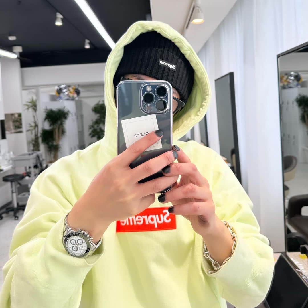 加代憲康のインスタグラム：「supreme box logo このロゴのオレンジ🍊ええ感じっすね！久しぶりに着てみました！  今日もノンストップでサロンワークありがとうございました!  そして新しいミーティングもありがとうございました。  動いていかないとですね☺️  ストーリー沢山更新してあるので（もうすぐ消えるけどw）見てください🫶」