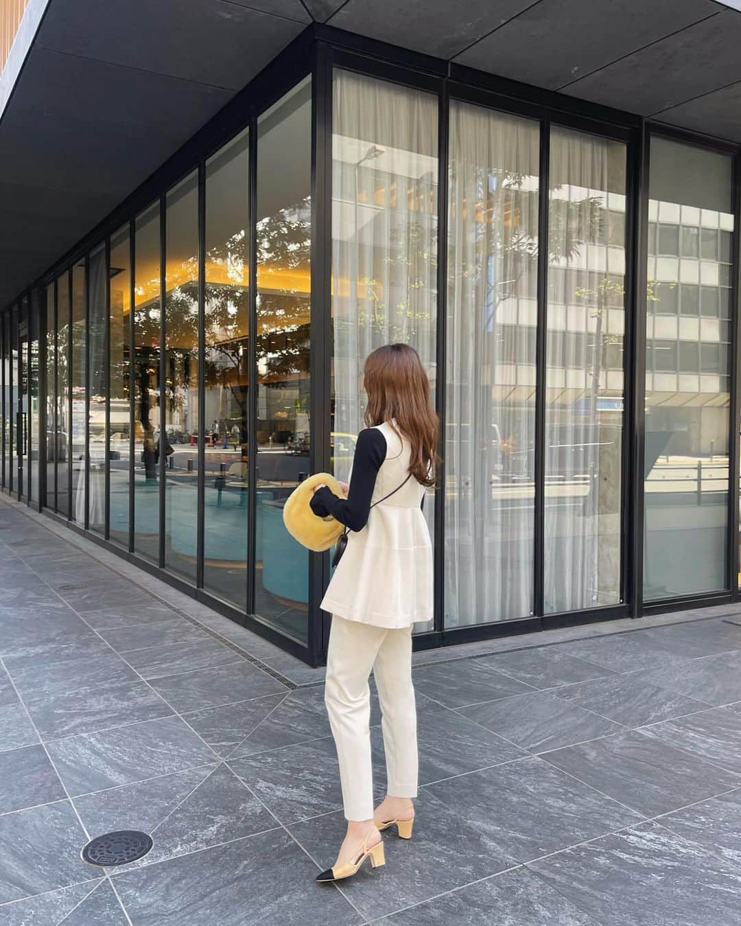 ___mikik___さんのインスタグラム写真 - (___mikik___Instagram)「frill gilet＆line pants 大人気で大好きなフリルジレとラインパンツコーデ♡ この時はフリルを取ってシンプルに✨ 立体感が可愛くて着心地も抜群に良いのです🫶🏻 ⠀ このcustardカラーはボタンが少し変わって表情感あるボタンになりました🪡 ⠀ gilet、pants…#HYEON 11/30-restock knit、heart bag…#HYEON bag…#bottegaveneta  shoes…#chanel」11月22日 21時07分 - ___mikik___