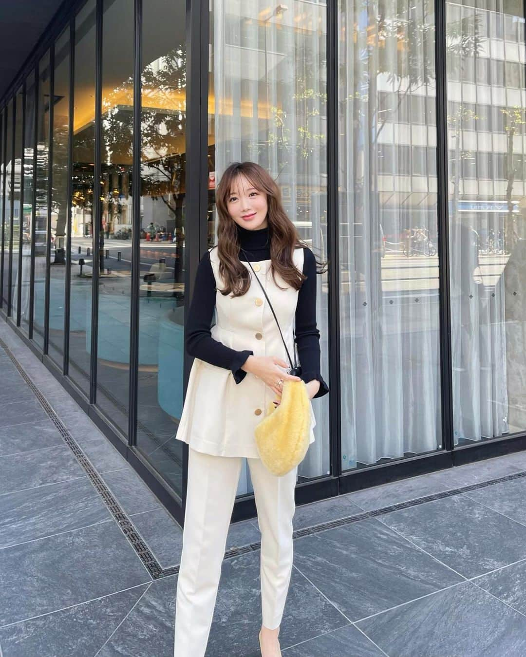 ___mikik___さんのインスタグラム写真 - (___mikik___Instagram)「frill gilet＆line pants 大人気で大好きなフリルジレとラインパンツコーデ♡ この時はフリルを取ってシンプルに✨ 立体感が可愛くて着心地も抜群に良いのです🫶🏻 ⠀ このcustardカラーはボタンが少し変わって表情感あるボタンになりました🪡 ⠀ gilet、pants…#HYEON 11/30-restock knit、heart bag…#HYEON bag…#bottegaveneta  shoes…#chanel」11月22日 21時07分 - ___mikik___