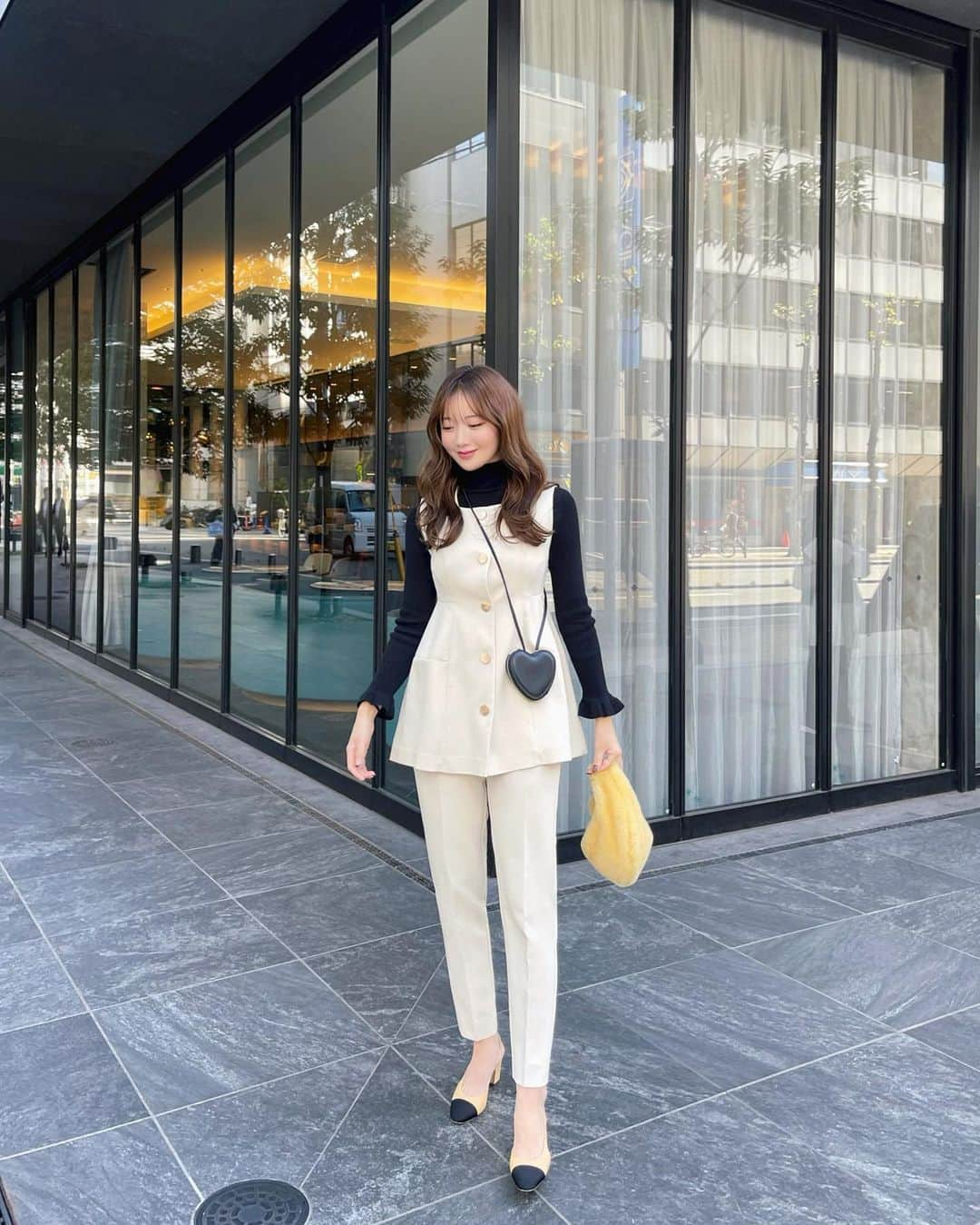 ___mikik___さんのインスタグラム写真 - (___mikik___Instagram)「frill gilet＆line pants 大人気で大好きなフリルジレとラインパンツコーデ♡ この時はフリルを取ってシンプルに✨ 立体感が可愛くて着心地も抜群に良いのです🫶🏻 ⠀ このcustardカラーはボタンが少し変わって表情感あるボタンになりました🪡 ⠀ gilet、pants…#HYEON 11/30-restock knit、heart bag…#HYEON bag…#bottegaveneta  shoes…#chanel」11月22日 21時07分 - ___mikik___