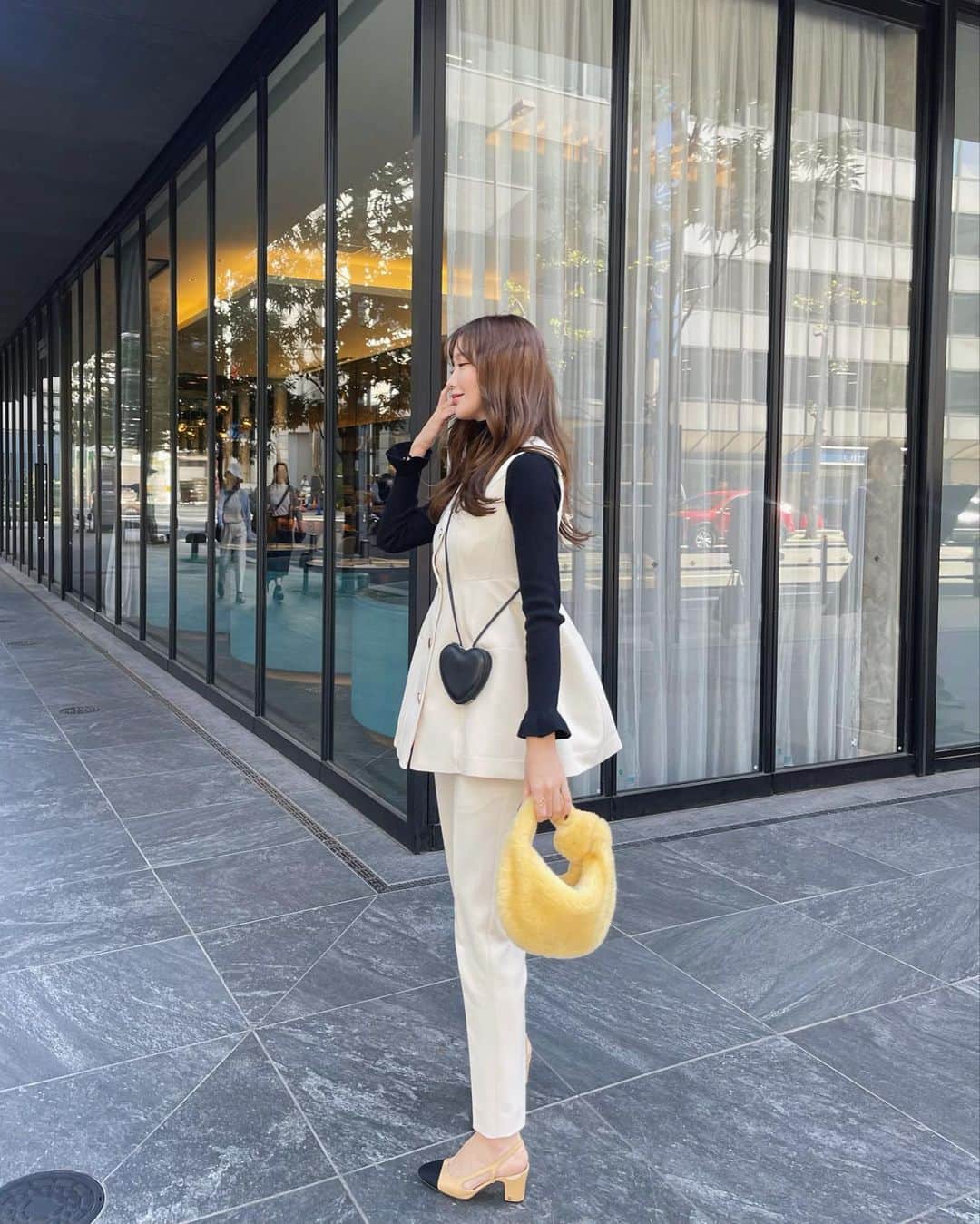 ___mikik___さんのインスタグラム写真 - (___mikik___Instagram)「frill gilet＆line pants 大人気で大好きなフリルジレとラインパンツコーデ♡ この時はフリルを取ってシンプルに✨ 立体感が可愛くて着心地も抜群に良いのです🫶🏻 ⠀ このcustardカラーはボタンが少し変わって表情感あるボタンになりました🪡 ⠀ gilet、pants…#HYEON 11/30-restock knit、heart bag…#HYEON bag…#bottegaveneta  shoes…#chanel」11月22日 21時07分 - ___mikik___