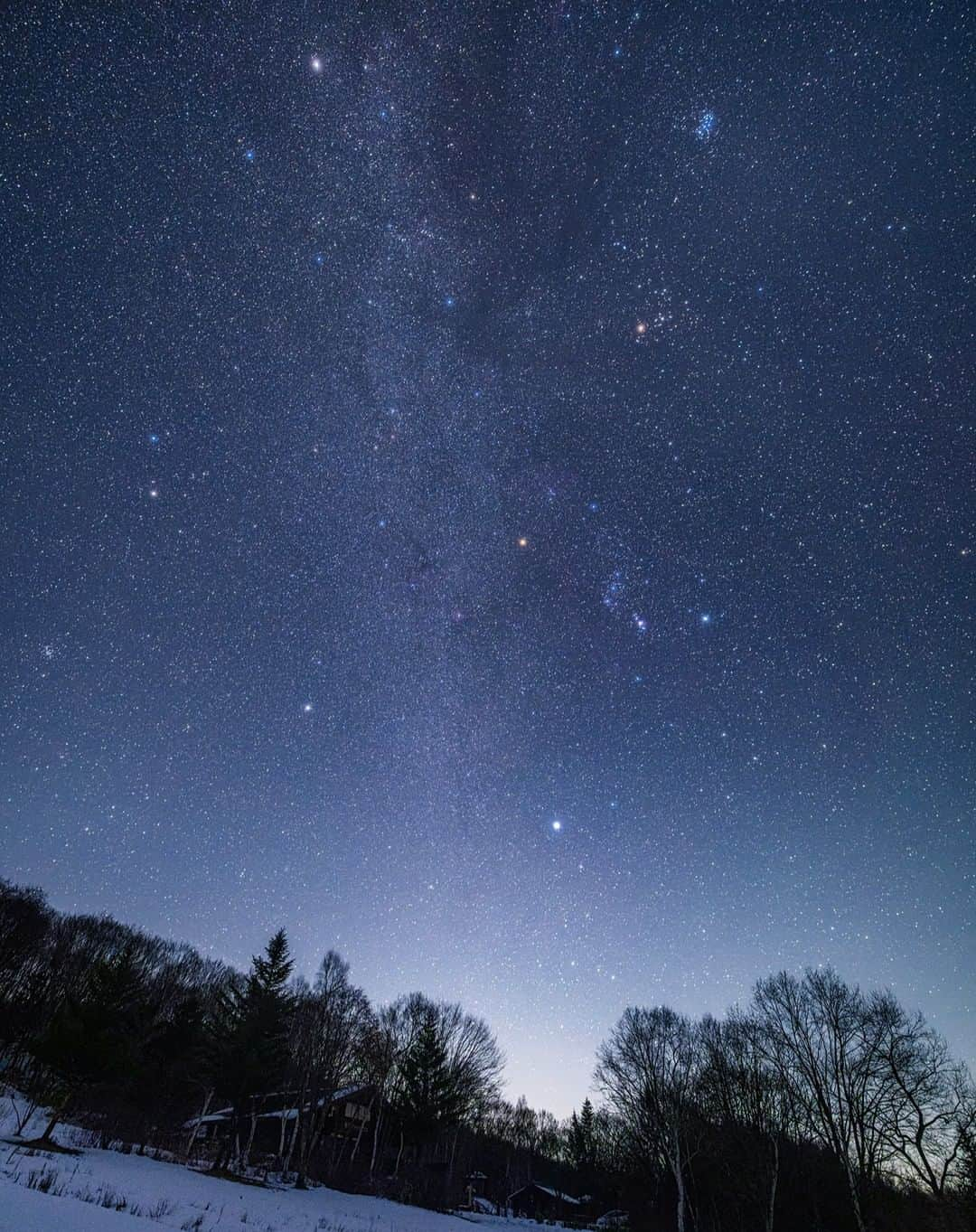 KAGAYAのインスタグラム：「氷点下の夜、仰ぎ見る冬の天の川。 （昨日未明、長野県にて撮影） 今日もお疲れさまでした。  撮影データ カメラ：SONY α7R V レンズ：SIGMA 14mm F1.4 DG DN | Art 露出15秒　絞り開放　ISO3200　三脚にて固定 2023年11月21日00時21分  #長野 #星空 #starphotography」