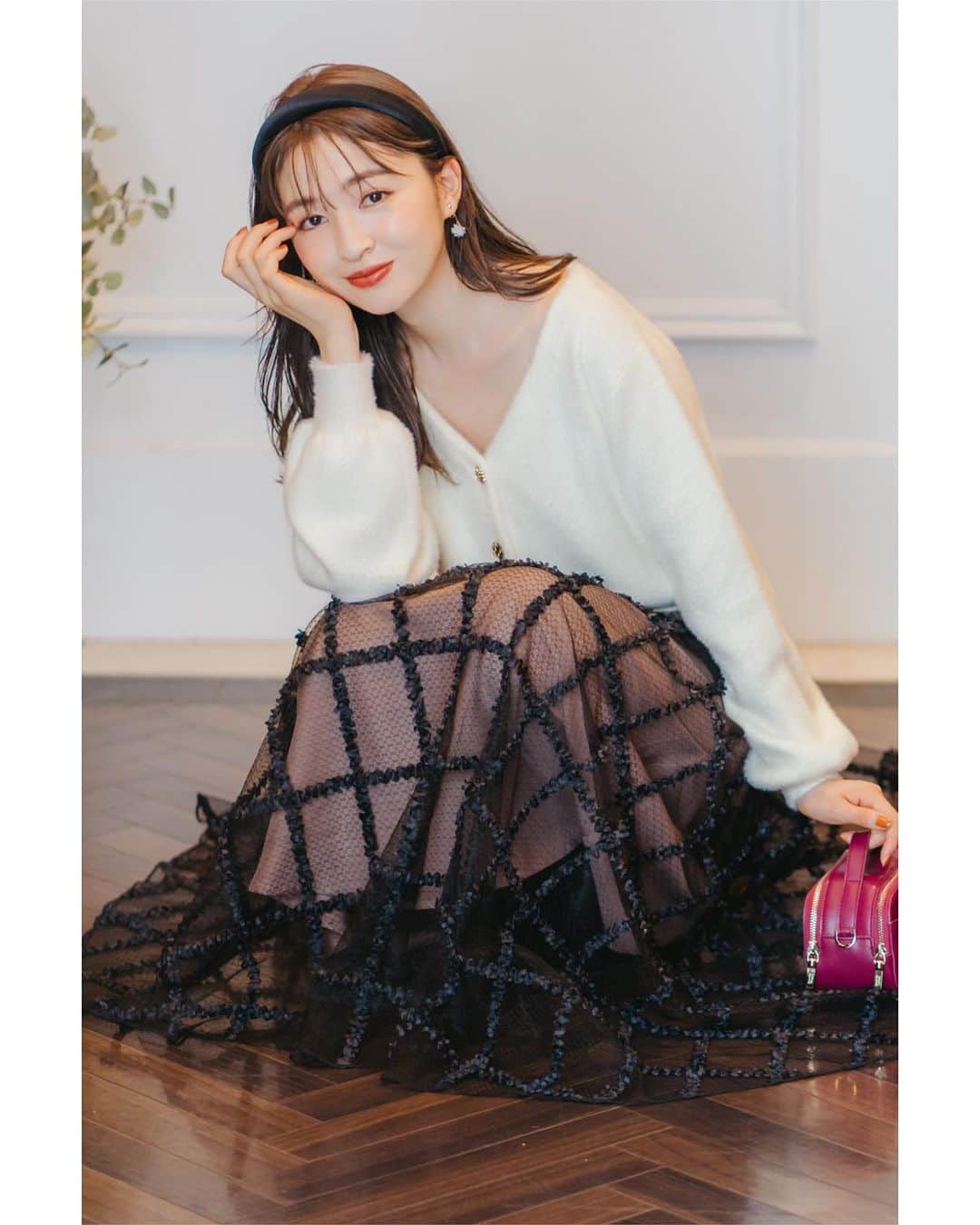 WILLSELECTION OFFICIALのインスタグラム：「＼＼ONLINE SHOP・店舗開催✨／／ 【会員様限定10%OFF】  Flower Tulle Skirt🌹  ウィルセレクションらしい華やかに映えるチュールスカート  ■Flower tulle skirt ¥13,970 tax in col pink.black shop now  —————————————————————————  ＼＼ONLINE SHOP・店舗開催✨／／ 【会員様限定10%OFF】 ▶︎ONLINE SHOP 11.22(WED)21:00 -11.27(MON)9:59 ▶︎SHOP 11.23(THU) - 11.26(SUN) ※ 一部対象外店舗がございます。詳しくは店舗までご確認ください  —————————————————————————  —————————————————————————  ＼＼阪急うめだ本店にて開催✨／／ 【ペルソナカード会員様15%OFF】 11.22(WED)-11.26(sun)  ▶︎◀︎NOVELTY FAIR▶︎◀︎ 税込￥35,000以上ご購入の方に先着順でカラーが選べる【オリジナルブローチ付ストール】と【グローブ】をプレゼント！  皆様のご来店を心よりお待ちしております♪  ◆ご来店が難しい方へ◆ リモオーダーサービス・代引き配送にてご購入いただけます お気軽にショップまでお問い合わせください  阪急うめだ本店  06-6313-0698  —————————————————————————  WILLSELECTION公式オンラインサイトは @willselection_official プロフィールTOPのURLよりご覧ください🤍  —————————————————————————  #willselection #ウィルセレクション  気になるカラーはありますか？💖🖤」