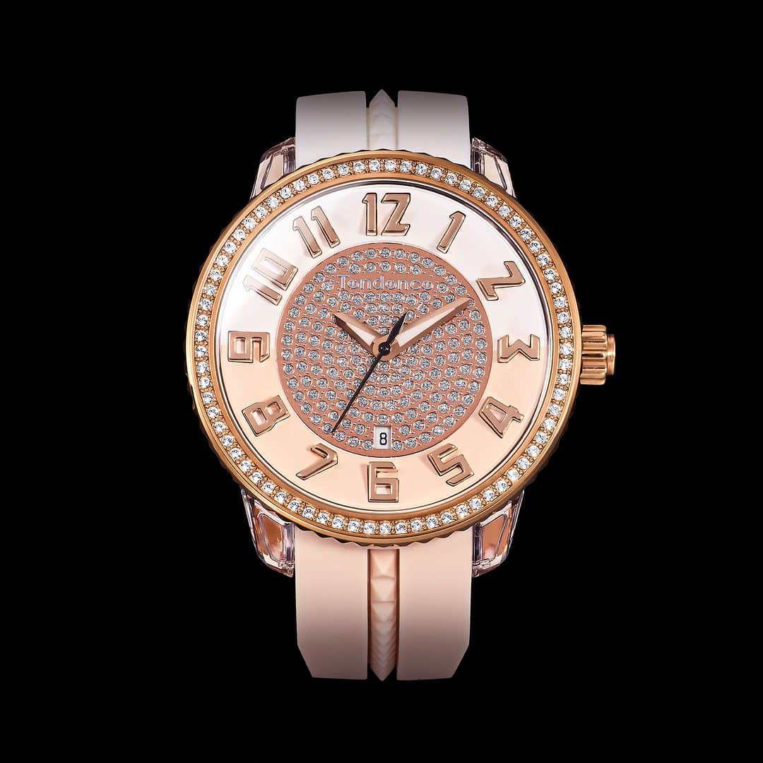 Tendencejapanのインスタグラム：「NEW！ Tendence CLAZY Medium SPARKLE  時計のフェイス周りを囲むベゼルと文字盤中心部分にクリスタルストーンが散りばめられています。フェイスのカラーはパステル調のコーラルカラーとホワイトの上品なコンビネーションで、インデックスやベゼルのローズゴールドが煌びやかで優雅な印象を与えてくれます。  TY930073 ￥46,200（tax in） 詳細はプロフィールのURLへ  ■販売店■ ・テンデンス公式オンラインサイト  #tendence #テンデンス」
