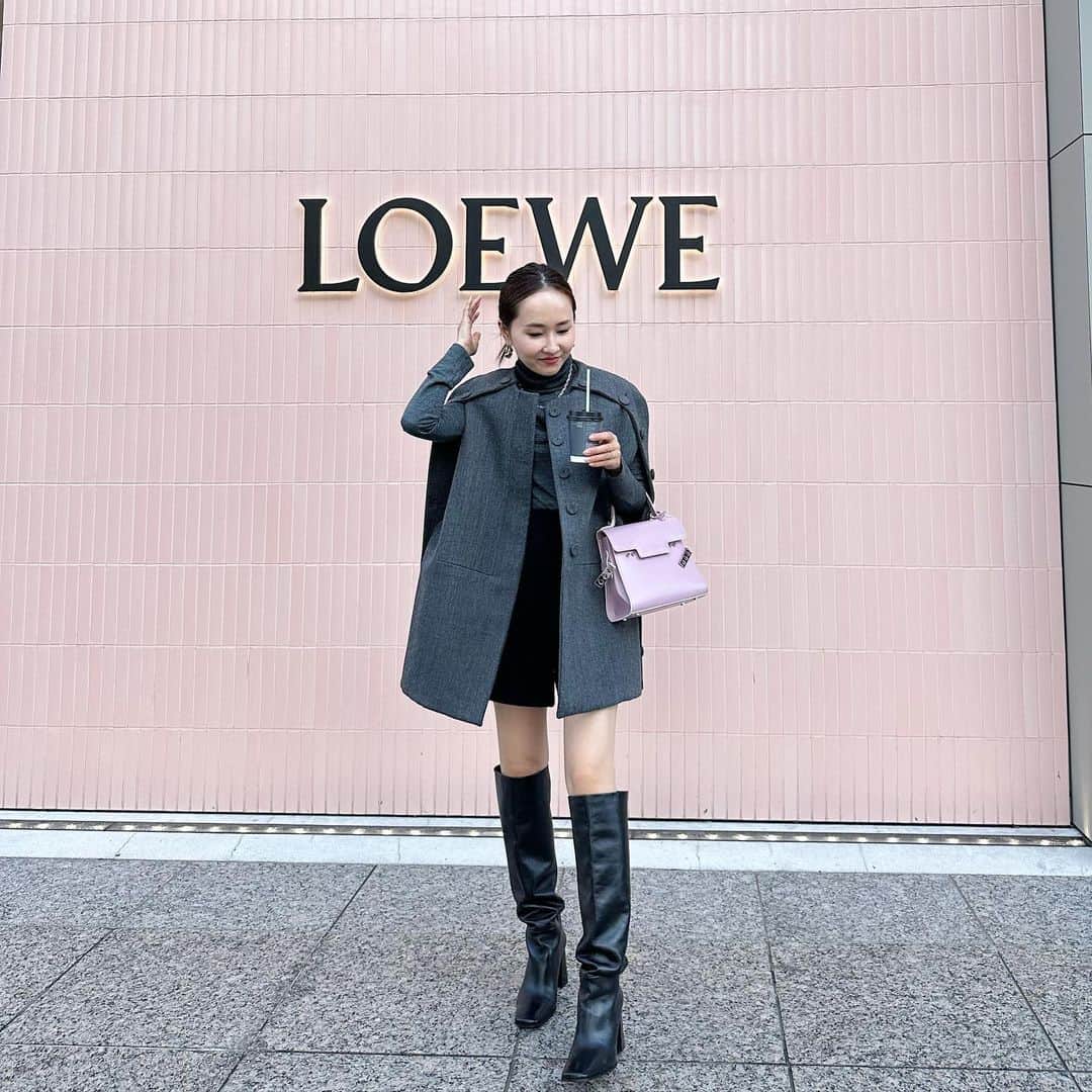 kyoco_ococのインスタグラム：「いつかのコーデ🦭🩷 grayにpinkの合わせってちょうど良い甘さでスキ🫶🏻  outer @jilsander  knit @_bluelea_  pants/boots @zara bag @delvaux」