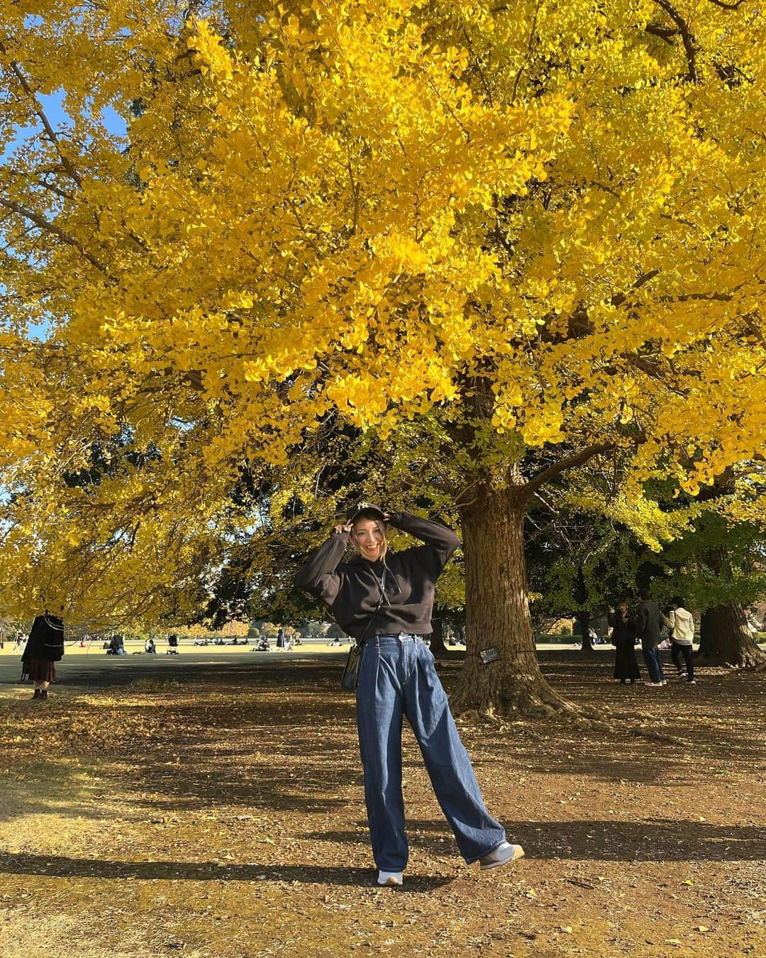 イチサキミキのインスタグラム：「ピクニックスタイル🧢🍁」